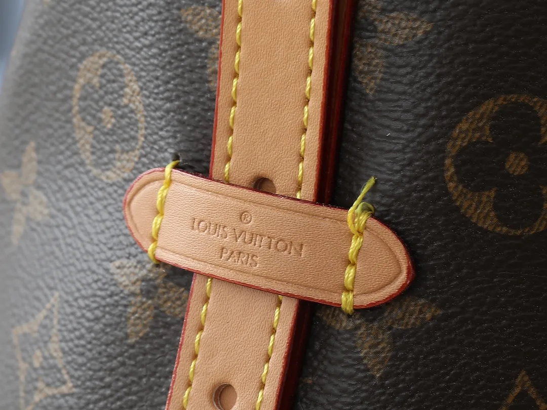 💰240💰Upgraded from the original M46197 M46203 M46289 M46292 Louis Vuitton launches a new CarryAll medium handbag, with Monogram canvas and leather trimming to create a body-fitting design. There's a zipped pocket inside the ample space, and a detachable zipped clutch adds a functional element, with a buckle-adjustable handle. Dimensions: 39.0 x 30.0 x 15.0 cm (length x height x width)