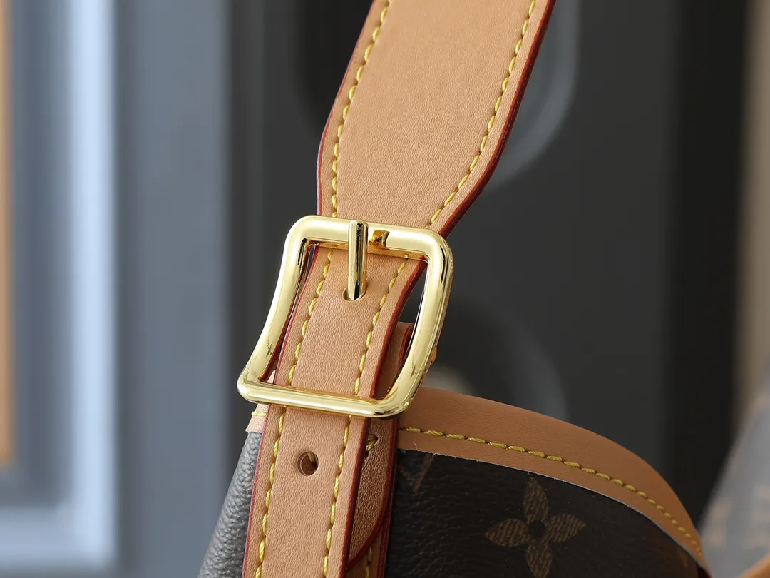 💰240💰Upgraded from the original M46197 M46203 M46289 M46292 Louis Vuitton launches a new CarryAll medium handbag, with Monogram canvas and leather trimming to create a body-fitting design. There's a zipped pocket inside the ample space, and a detachable zipped clutch adds a functional element, with a buckle-adjustable handle. Dimensions: 39.0 x 30.0 x 15.0 cm (length x height x width)