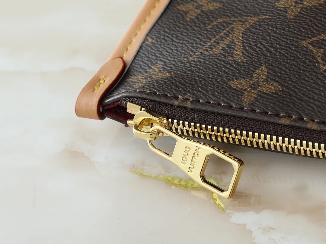 💰240💰Upgraded from the original M46197 M46203 M46289 M46292 Louis Vuitton launches a new CarryAll medium handbag, with Monogram canvas and leather trimming to create a body-fitting design. There's a zipped pocket inside the ample space, and a detachable zipped clutch adds a functional element, with a buckle-adjustable handle. Dimensions: 39.0 x 30.0 x 15.0 cm (length x height x width)