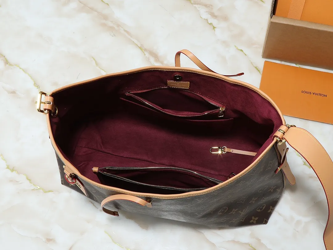 💰240💰Upgraded from the original M46197 M46203 M46289 M46292 Louis Vuitton launches a new CarryAll medium handbag, with Monogram canvas and leather trimming to create a body-fitting design. There's a zipped pocket inside the ample space, and a detachable zipped clutch adds a functional element, with a buckle-adjustable handle. Dimensions: 39.0 x 30.0 x 15.0 cm (length x height x width)