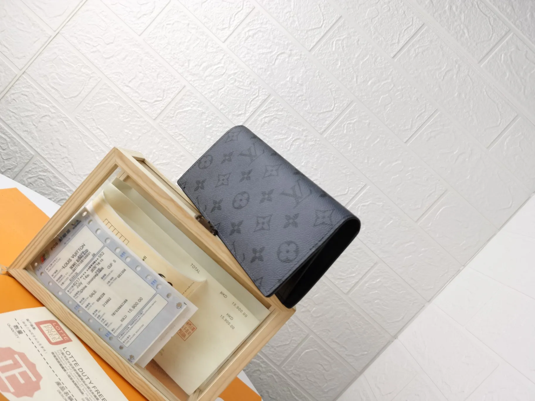 P110💰Top original version💎【Real shot, home background】M63212 New LV is famous for its craftsmen's exquisite skills. The rare design and special leather combine technological innovation and classic style, highlighting the existence of the Louis Vuitton world. The interior of the wallet is uniquely designed with various pockets and credit card slots. Size: 10X19, 62665 silver flower