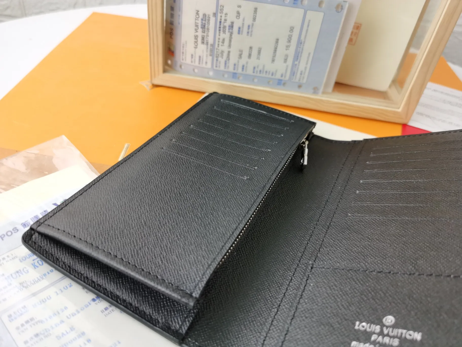 P110💰Top original version💎【Real shot, home background】M63212 New LV is famous for its craftsmen's exquisite skills. The rare design and special leather combine technological innovation and classic style, highlighting the existence of the Louis Vuitton world. The interior of the wallet is uniquely designed with various pockets and credit card slots. Size: 10X19, 62665 silver flower
