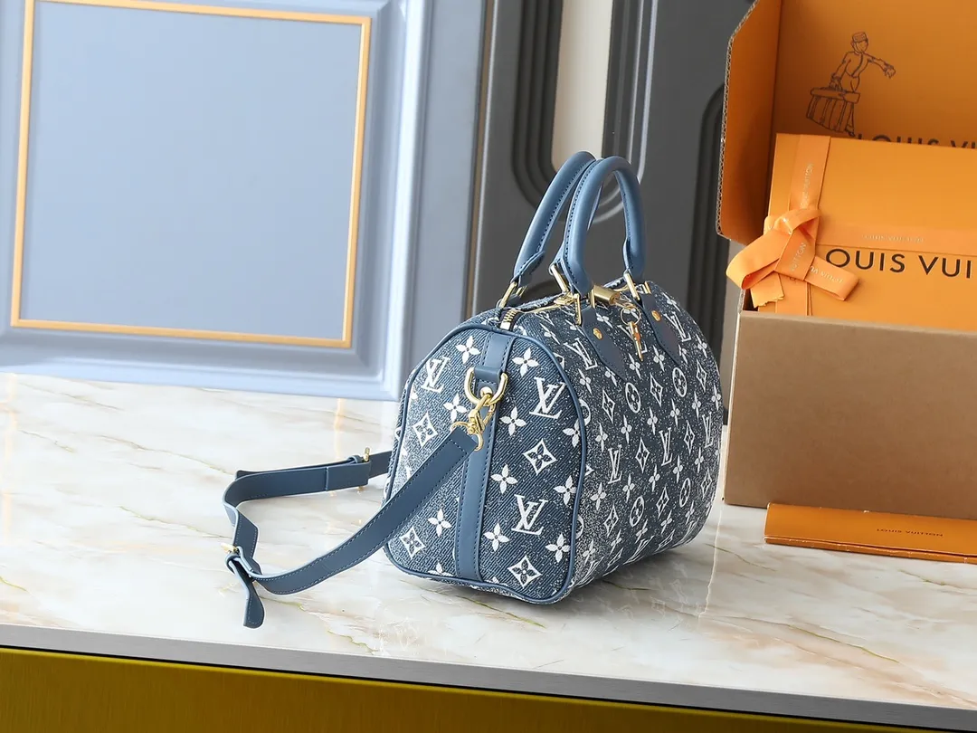 💰260💰Upgraded from the original M46736 M59273 M58947 M21464 M59609, the Speedy Bandoulière 25 handbag makes an eye-catching reappearance in the 2021 autumn Wild at Heart capsule series. It is embossed with oversized LV letters in Monogram Empreinte leather, and the detachable shoulder strap adds a crossbody option. Dimensions: 25.0 x 19.0 x 15.0 cm (L x H x W).