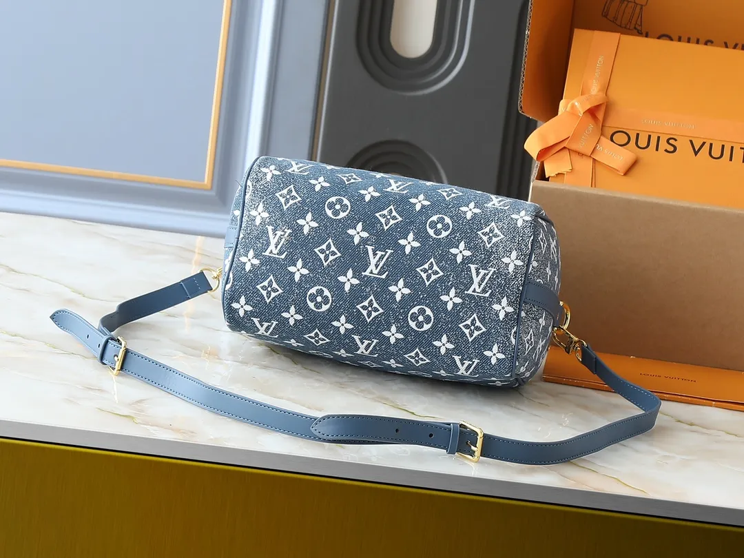 💰260💰Upgraded from the original M46736 M59273 M58947 M21464 M59609, the Speedy Bandoulière 25 handbag makes an eye-catching reappearance in the 2021 autumn Wild at Heart capsule series. It is embossed with oversized LV letters in Monogram Empreinte leather, and the detachable shoulder strap adds a crossbody option. Dimensions: 25.0 x 19.0 x 15.0 cm (L x H x W).