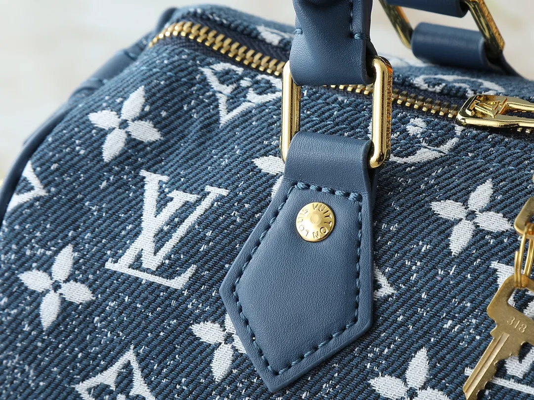 💰260💰Upgraded from the original M46736 M59273 M58947 M21464 M59609, the Speedy Bandoulière 25 handbag makes an eye-catching reappearance in the 2021 autumn Wild at Heart capsule series. It is embossed with oversized LV letters in Monogram Empreinte leather, and the detachable shoulder strap adds a crossbody option. Dimensions: 25.0 x 19.0 x 15.0 cm (L x H x W).