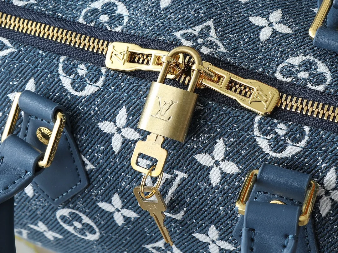 💰260💰Upgraded from the original M46736 M59273 M58947 M21464 M59609, the Speedy Bandoulière 25 handbag makes an eye-catching reappearance in the 2021 autumn Wild at Heart capsule series. It is embossed with oversized LV letters in Monogram Empreinte leather, and the detachable shoulder strap adds a crossbody option. Dimensions: 25.0 x 19.0 x 15.0 cm (L x H x W).
