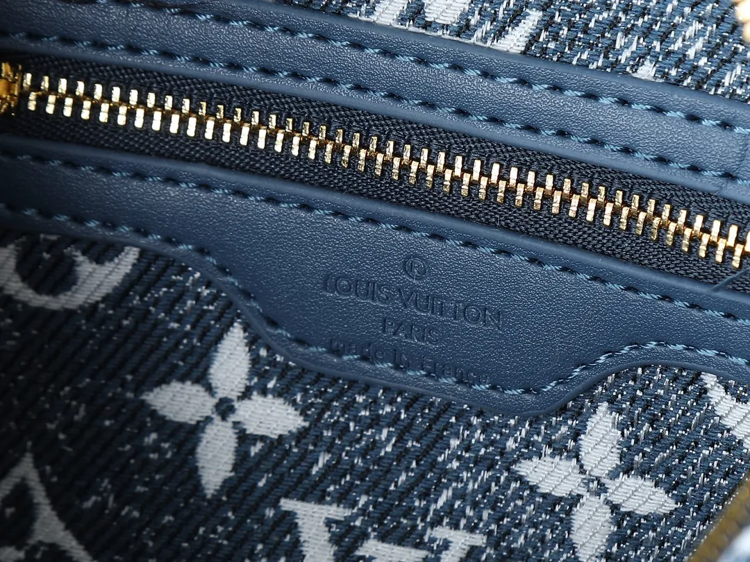 💰260💰Upgraded from the original M46736 M59273 M58947 M21464 M59609, the Speedy Bandoulière 25 handbag makes an eye-catching reappearance in the 2021 autumn Wild at Heart capsule series. It is embossed with oversized LV letters in Monogram Empreinte leather, and the detachable shoulder strap adds a crossbody option. Dimensions: 25.0 x 19.0 x 15.0 cm (L x H x W).