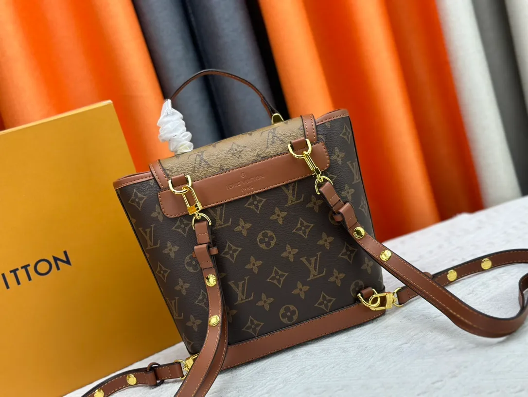 P320 Daphne Backpack M43599/44391/43560🌱Made of soft leather material and iconic LV twist lock design, this Lockme backpack further enriches the diverse Lockme series with a new shape. Light, feminine and lively, it is the perfect companion for smart women in daily life: it can be worn as a handbag on one shoulder or carried on both shoulders to enhance functionality. 22 x 28 x 13 cm (L x H x W) - Soft calfskin outer - Soft calfskin trim - Microfiber lining - Silver-tone hardware - Leather handles - Adjustable shoulder strap - Leather cord - Internal pocket - LV twist lock closure