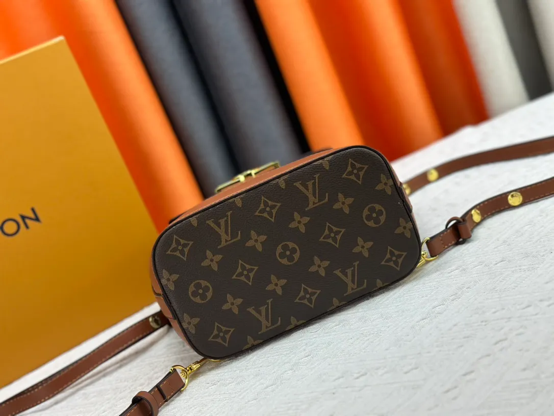 P320 Daphne Backpack M43599/44391/43560🌱Made of soft leather material and iconic LV twist lock design, this Lockme backpack further enriches the diverse Lockme series with a new shape. Light, feminine and lively, it is the perfect companion for smart women in daily life: it can be worn as a handbag on one shoulder or carried on both shoulders to enhance functionality. 22 x 28 x 13 cm (L x H x W) - Soft calfskin outer - Soft calfskin trim - Microfiber lining - Silver-tone hardware - Leather handles - Adjustable shoulder strap - Leather cord - Internal pocket - LV twist lock closure
