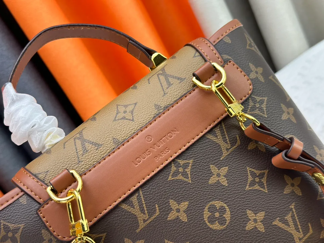 P320 Daphne Backpack M43599/44391/43560🌱Made of soft leather material and iconic LV twist lock design, this Lockme backpack further enriches the diverse Lockme series with a new shape. Light, feminine and lively, it is the perfect companion for smart women in daily life: it can be worn as a handbag on one shoulder or carried on both shoulders to enhance functionality. 22 x 28 x 13 cm (L x H x W) - Soft calfskin outer - Soft calfskin trim - Microfiber lining - Silver-tone hardware - Leather handles - Adjustable shoulder strap - Leather cord - Internal pocket - LV twist lock closure