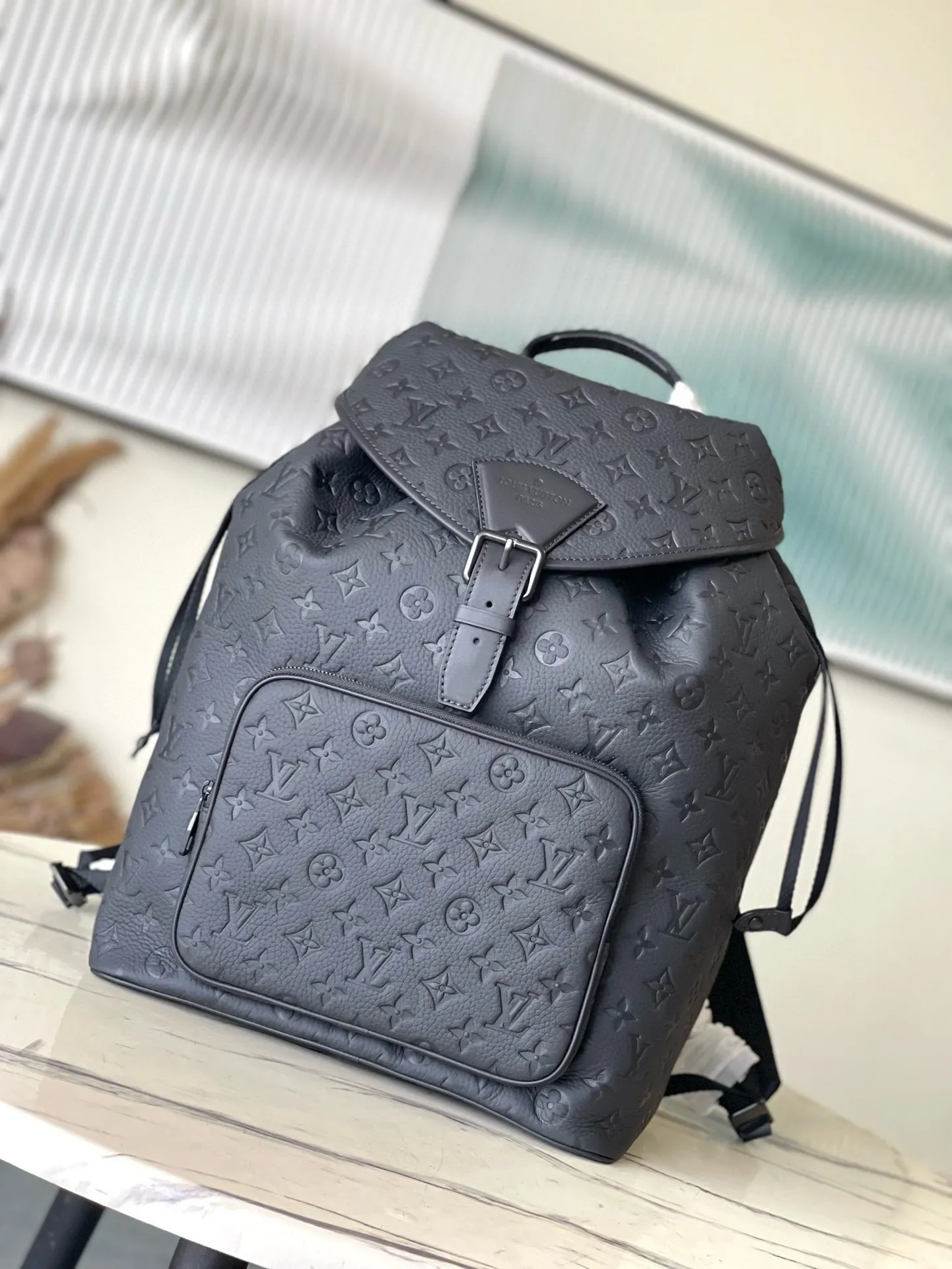 💰1240 (top-grain leather) top-quality original M23127 full leather. This Montsouris backpack is made of Monogram Eclipse canvas with cow leather trim. It uses a drawstring and magnetic buckle to ensure secure storage. The large zippered front pocket makes it easy to take everything you need on the go, and the adjustable shoulder strap provides a comfortable carrying experience. Dimensions: 32 × 40 × 19 cm