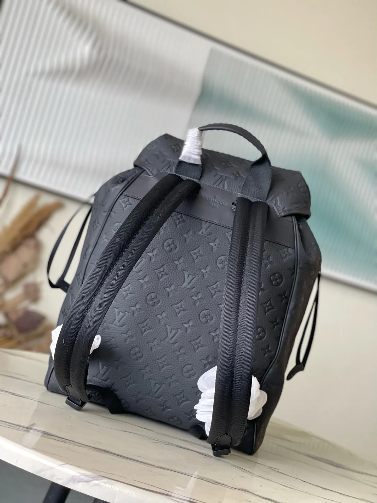 💰1240 (top-grain leather) top-quality original M23127 full leather. This Montsouris backpack is made of Monogram Eclipse canvas with cow leather trim. It uses a drawstring and magnetic buckle to ensure secure storage. The large zippered front pocket makes it easy to take everything you need on the go, and the adjustable shoulder strap provides a comfortable carrying experience. Dimensions: 32 × 40 × 19 cm