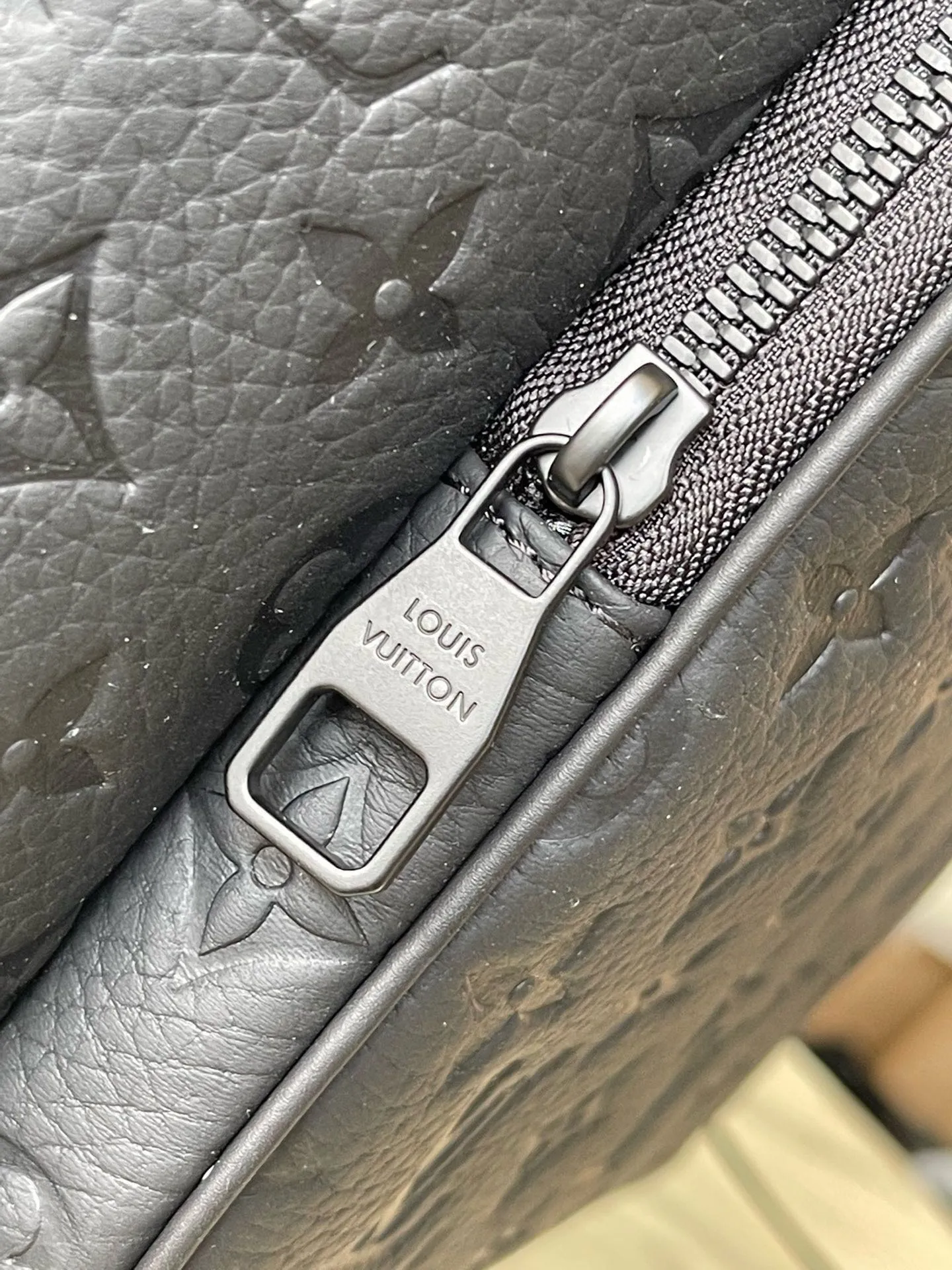 💰1240 (top-grain leather) top-quality original M23127 full leather. This Montsouris backpack is made of Monogram Eclipse canvas with cow leather trim. It uses a drawstring and magnetic buckle to ensure secure storage. The large zippered front pocket makes it easy to take everything you need on the go, and the adjustable shoulder strap provides a comfortable carrying experience. Dimensions: 32 × 40 × 19 cm