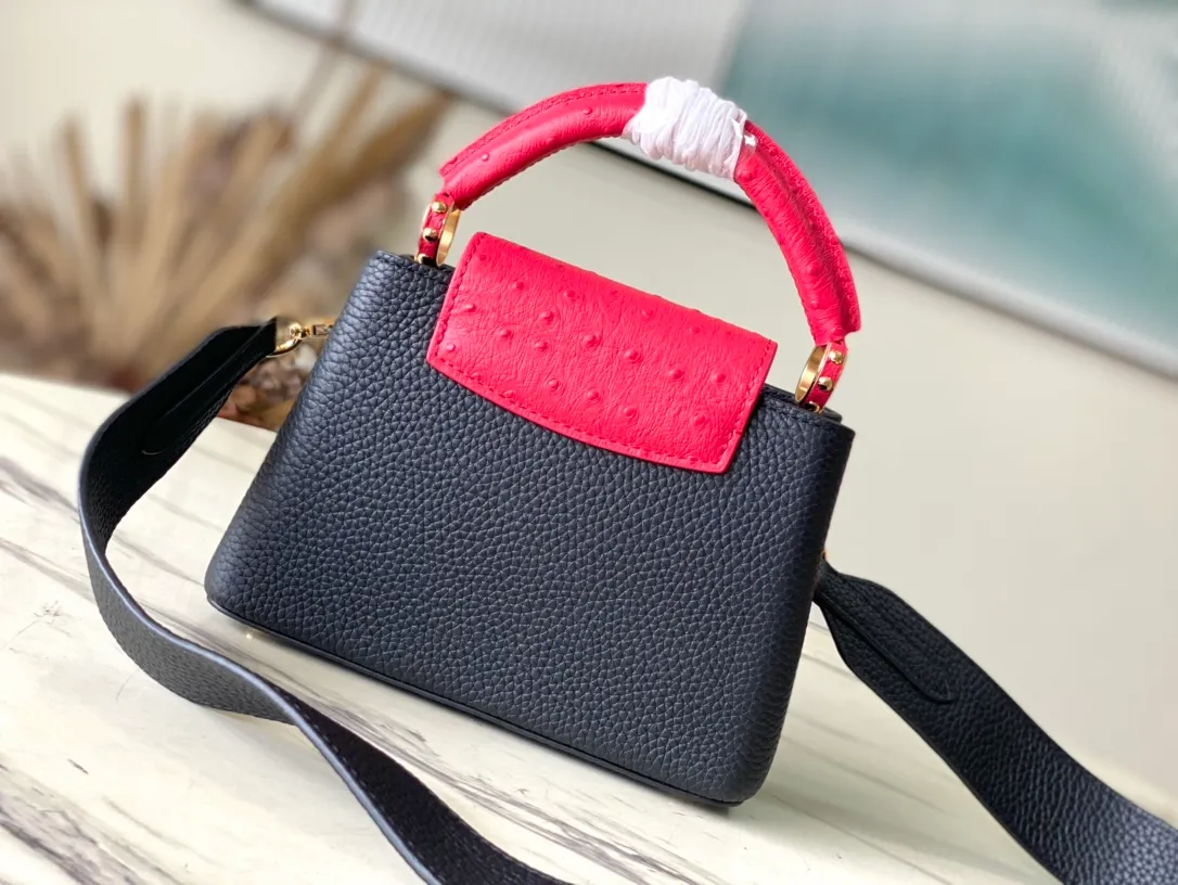 💰1960 (special grade original leather) N83103 black and red ostrich pattern mini Capucines handbag is made of Taurillon leather to create an exquisite shape, and the flap, handle and LV letters are wrapped in ostrich leather. The flap can be opened or closed to read the LV logo, and the wide, removable leather shoulder strap adds a modern touch. size:21 x 14 x 8 cm