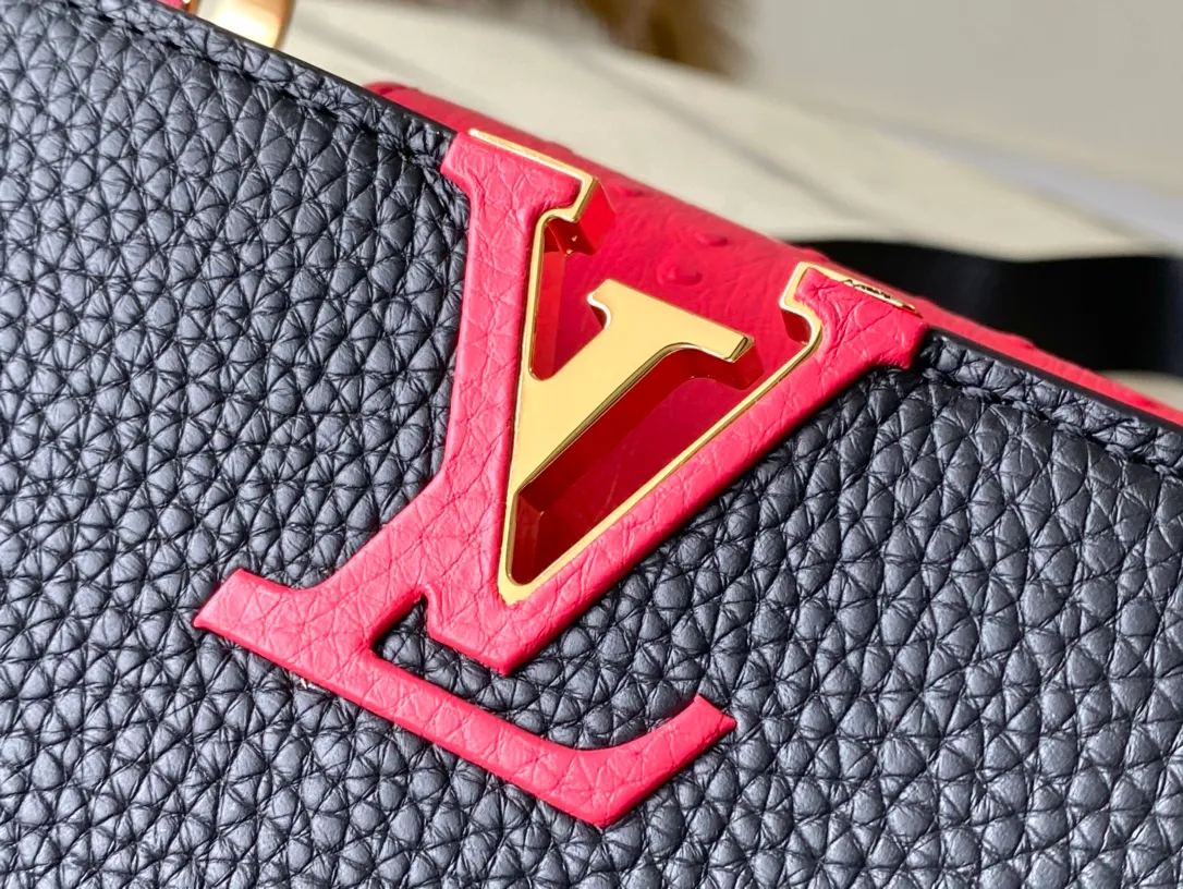 💰1960 (special grade original leather) N83103 black and red ostrich pattern mini Capucines handbag is made of Taurillon leather to create an exquisite shape, and the flap, handle and LV letters are wrapped in ostrich leather. The flap can be opened or closed to read the LV logo, and the wide, removable leather shoulder strap adds a modern touch. size:21 x 14 x 8 cm