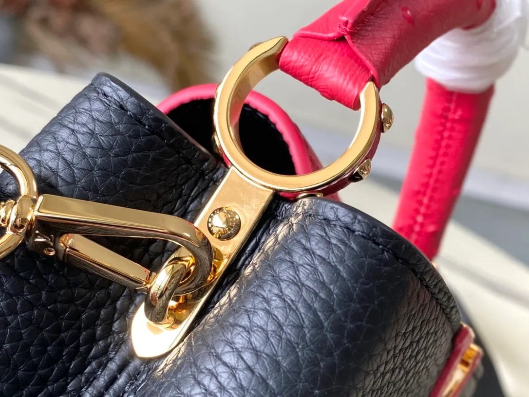 💰1960 (special grade original leather) N83103 black and red ostrich pattern mini Capucines handbag is made of Taurillon leather to create an exquisite shape, and the flap, handle and LV letters are wrapped in ostrich leather. The flap can be opened or closed to read the LV logo, and the wide, removable leather shoulder strap adds a modern touch. size:21 x 14 x 8 cm
