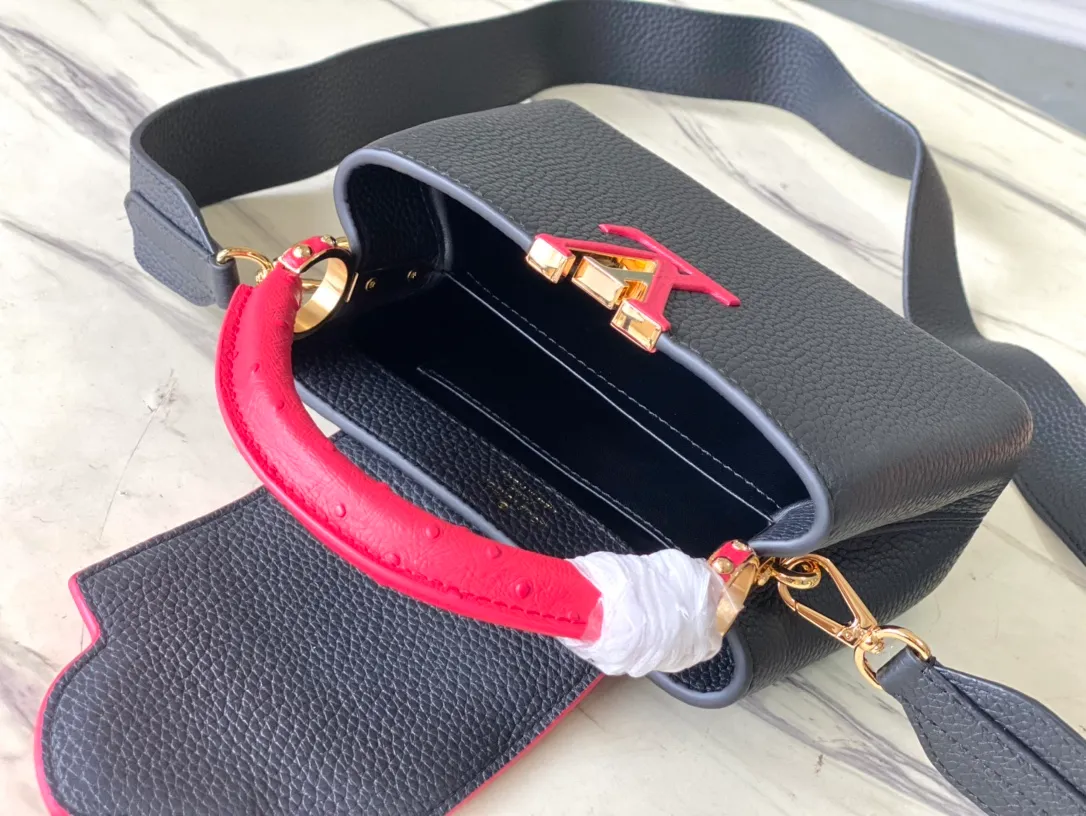 💰1960 (special grade original leather) N83103 black and red ostrich pattern mini Capucines handbag is made of Taurillon leather to create an exquisite shape, and the flap, handle and LV letters are wrapped in ostrich leather. The flap can be opened or closed to read the LV logo, and the wide, removable leather shoulder strap adds a modern touch. size:21 x 14 x 8 cm