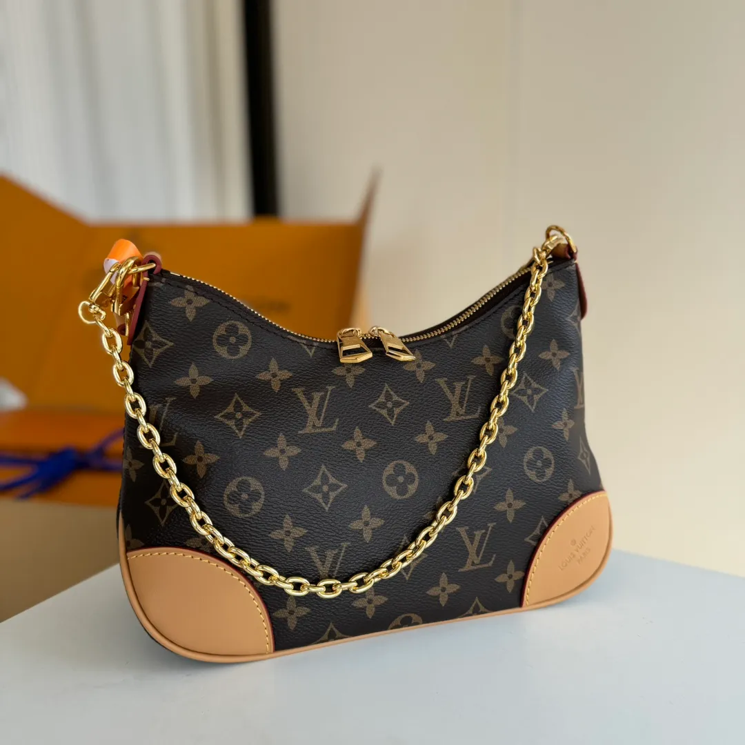 p1900 [Equipped with a full set of MB tax-free packaging] 𝐁𝐎𝐔𝐋𝐎𝐆𝐍𝐄The king of hot styles #M45832# Special grade all-steel physical shooting Size: 29*16*9.5cm A good-looking and packable croissant 🥐The perfect fusion of retro and fashion, not only reaches a new height in appearance, The storage capacity is also very user-friendly. The bag body is not big, so it can meet the daily needs of large storage space. The detachable and adjustable shoulder strap design allows more choices for daily concave shapes. The matching of the chain adds an elegant element to the entire bag. The design of the chain turns the entire bag into an armpit bag in seconds. I think it is a top-notch product 𝐲𝐲𝐝𝐬!