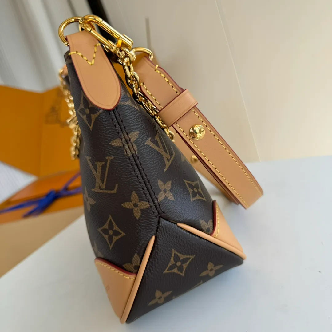 p1900 [Equipped with a full set of MB tax-free packaging] 𝐁𝐎𝐔𝐋𝐎𝐆𝐍𝐄The king of hot styles #M45832# Special grade all-steel physical shooting Size: 29*16*9.5cm A good-looking and packable croissant 🥐The perfect fusion of retro and fashion, not only reaches a new height in appearance, The storage capacity is also very user-friendly. The bag body is not big, so it can meet the daily needs of large storage space. The detachable and adjustable shoulder strap design allows more choices for daily concave shapes. The matching of the chain adds an elegant element to the entire bag. The design of the chain turns the entire bag into an armpit bag in seconds. I think it is a top-notch product 𝐲𝐲𝐝𝐬!