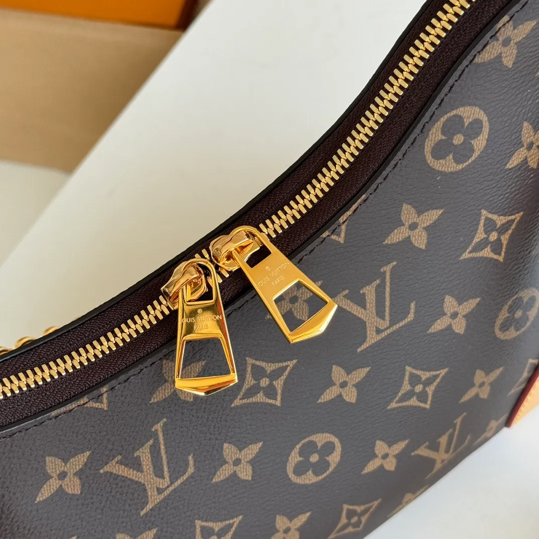 p1900 [Equipped with a full set of MB tax-free packaging] 𝐁𝐎𝐔𝐋𝐎𝐆𝐍𝐄The king of hot styles #M45832# Special grade all-steel physical shooting Size: 29*16*9.5cm A good-looking and packable croissant 🥐The perfect fusion of retro and fashion, not only reaches a new height in appearance, The storage capacity is also very user-friendly. The bag body is not big, so it can meet the daily needs of large storage space. The detachable and adjustable shoulder strap design allows more choices for daily concave shapes. The matching of the chain adds an elegant element to the entire bag. The design of the chain turns the entire bag into an armpit bag in seconds. I think it is a top-notch product 𝐲𝐲𝐝𝐬!