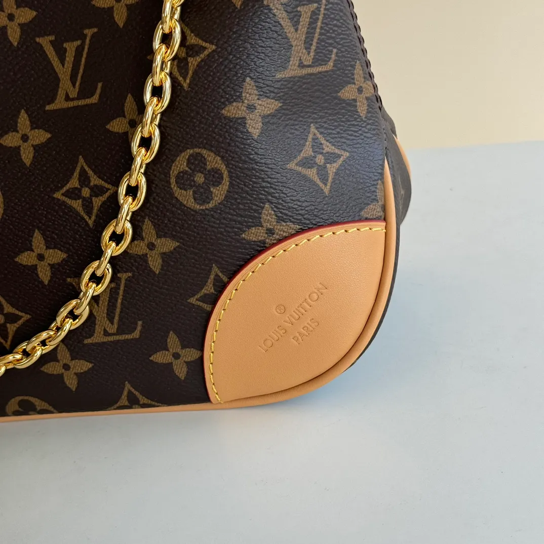 p1900 [Equipped with a full set of MB tax-free packaging] 𝐁𝐎𝐔𝐋𝐎𝐆𝐍𝐄The king of hot styles #M45832# Special grade all-steel physical shooting Size: 29*16*9.5cm A good-looking and packable croissant 🥐The perfect fusion of retro and fashion, not only reaches a new height in appearance, The storage capacity is also very user-friendly. The bag body is not big, so it can meet the daily needs of large storage space. The detachable and adjustable shoulder strap design allows more choices for daily concave shapes. The matching of the chain adds an elegant element to the entire bag. The design of the chain turns the entire bag into an armpit bag in seconds. I think it is a top-notch product 𝐲𝐲𝐝𝐬!