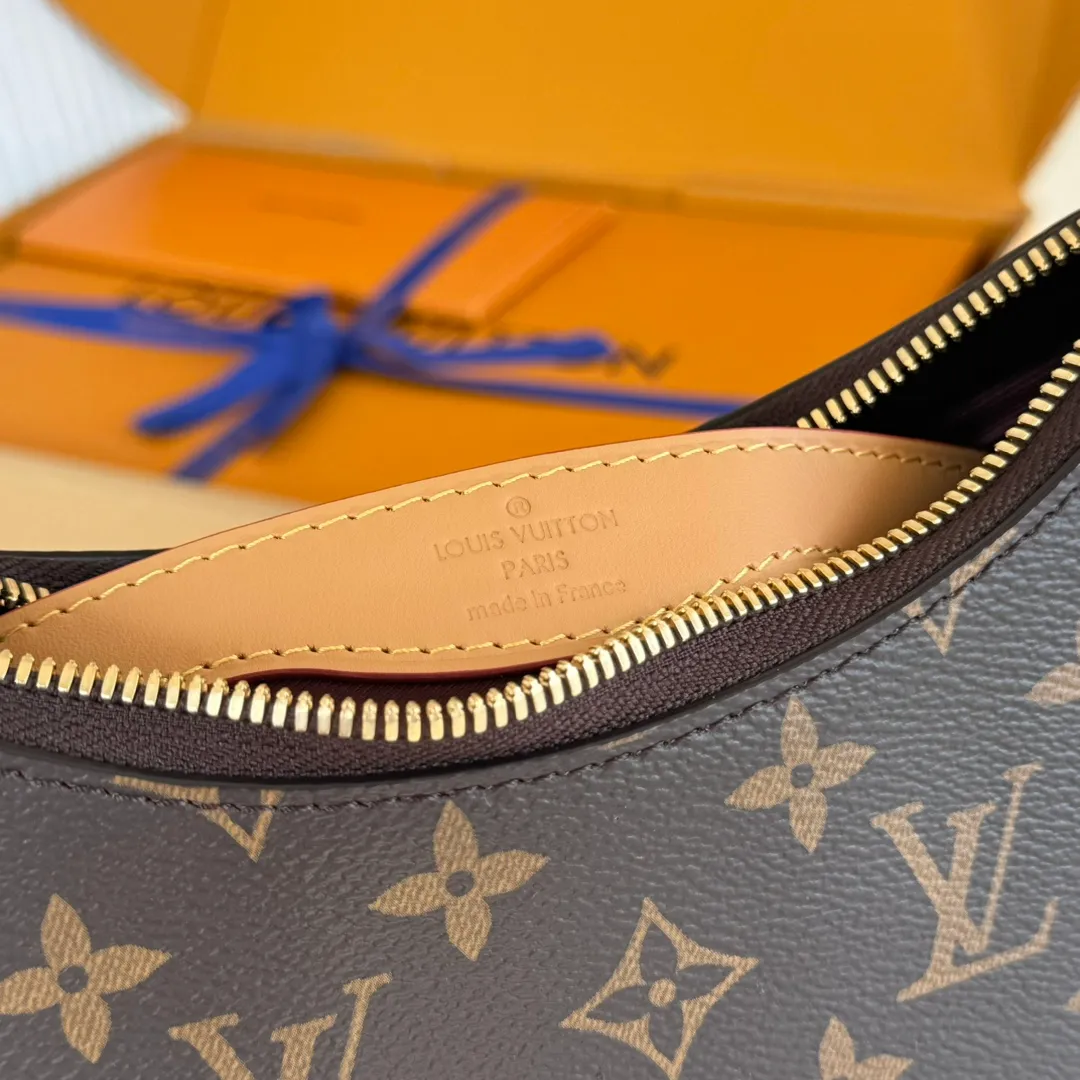 p1900 [Equipped with a full set of MB tax-free packaging] 𝐁𝐎𝐔𝐋𝐎𝐆𝐍𝐄The king of hot styles #M45832# Special grade all-steel physical shooting Size: 29*16*9.5cm A good-looking and packable croissant 🥐The perfect fusion of retro and fashion, not only reaches a new height in appearance, The storage capacity is also very user-friendly. The bag body is not big, so it can meet the daily needs of large storage space. The detachable and adjustable shoulder strap design allows more choices for daily concave shapes. The matching of the chain adds an elegant element to the entire bag. The design of the chain turns the entire bag into an armpit bag in seconds. I think it is a top-notch product 𝐲𝐲𝐝𝐬!