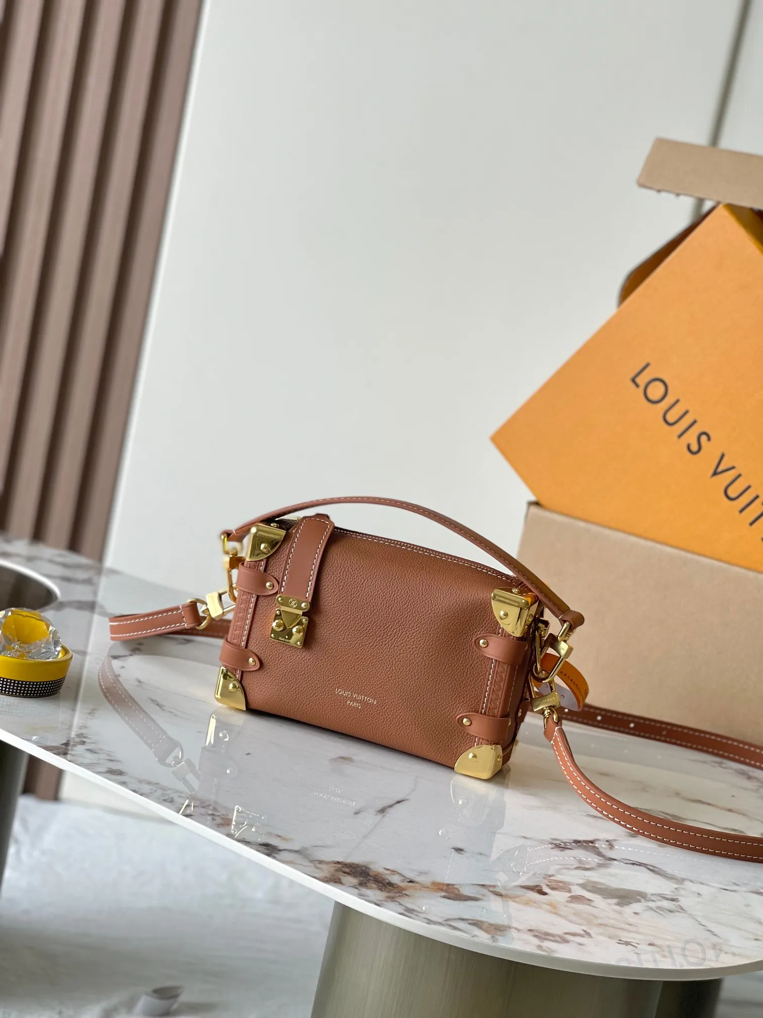 p2200 [Special grade MB163c01 chip version original leather] [Side Trunk PM handbag] Model: M15224 caramel 163c01 chip version Material: A-grade all-steel hardware, imported original fabric Packaging: full set of original duty-free MB packaging Size: 15*12.5*8CM