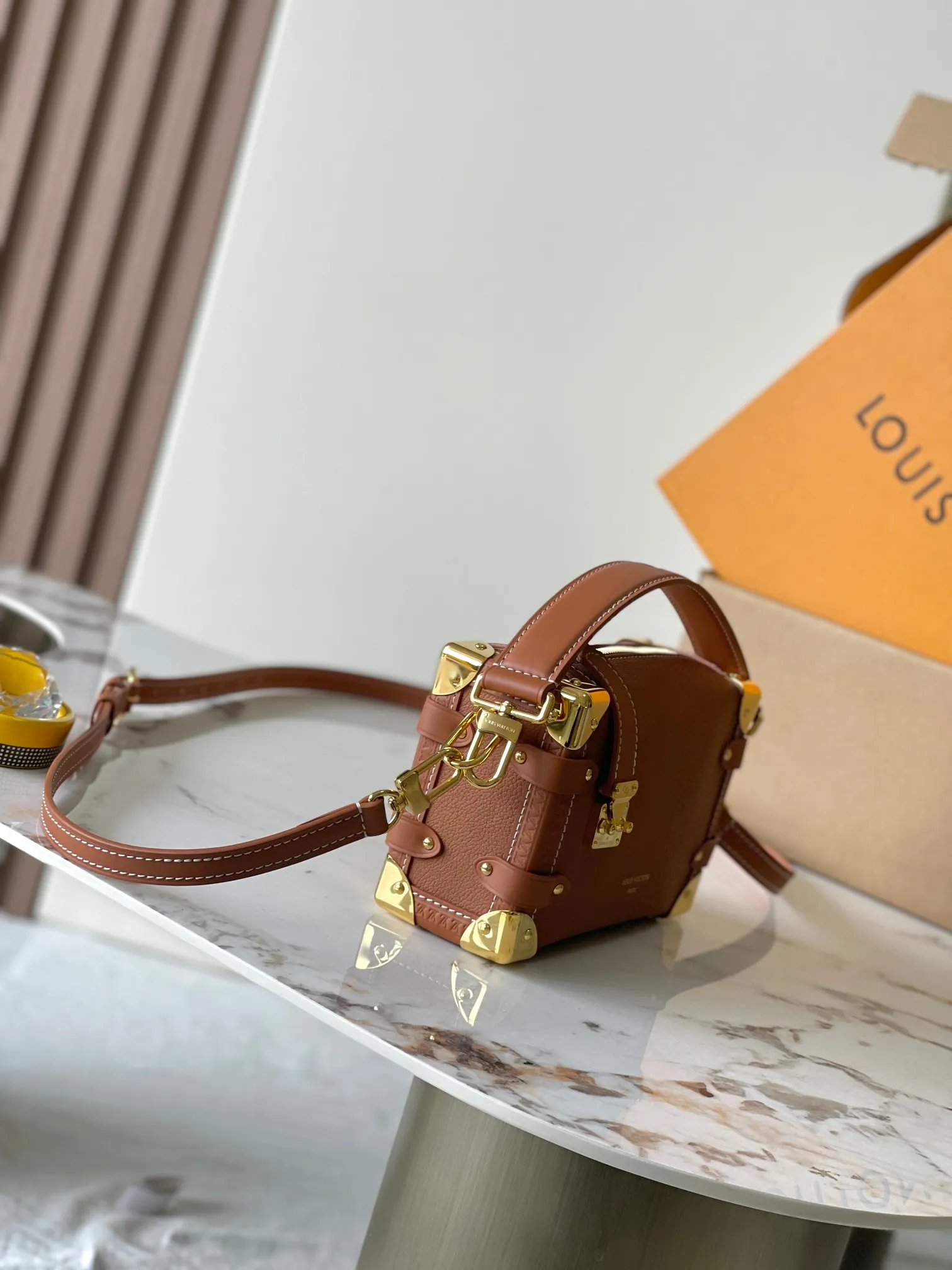 p2200 [Special grade MB163c01 chip version original leather] [Side Trunk PM handbag] Model: M15224 caramel 163c01 chip version Material: A-grade all-steel hardware, imported original fabric Packaging: full set of original duty-free MB packaging Size: 15*12.5*8CM