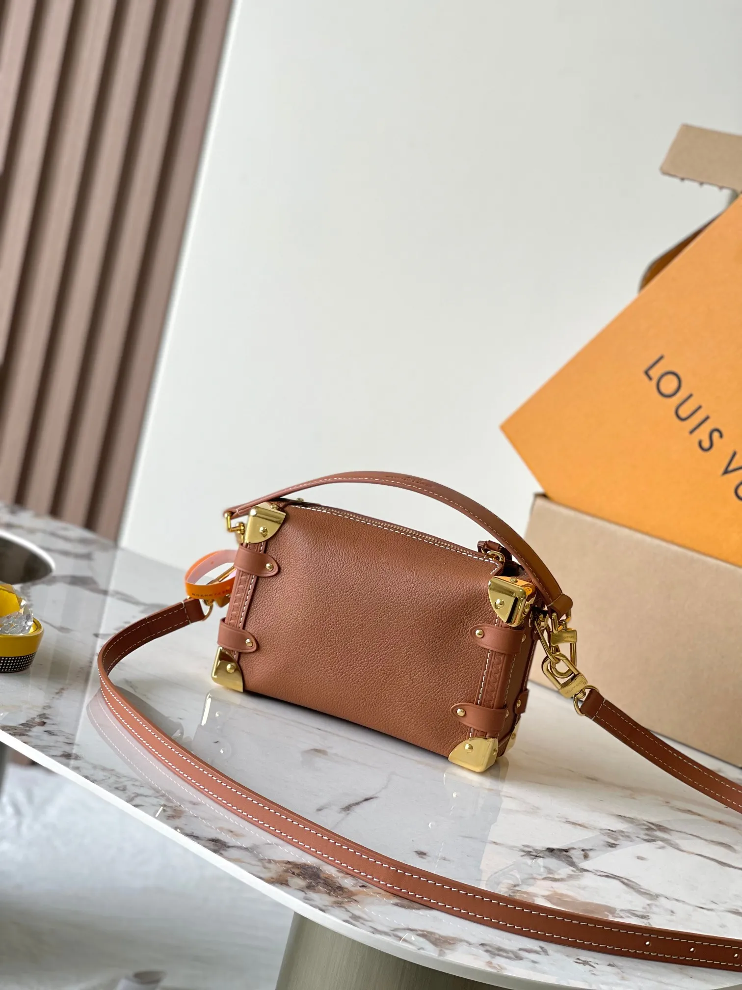 p2200 [Special grade MB163c01 chip version original leather] [Side Trunk PM handbag] Model: M15224 caramel 163c01 chip version Material: A-grade all-steel hardware, imported original fabric Packaging: full set of original duty-free MB packaging Size: 15*12.5*8CM