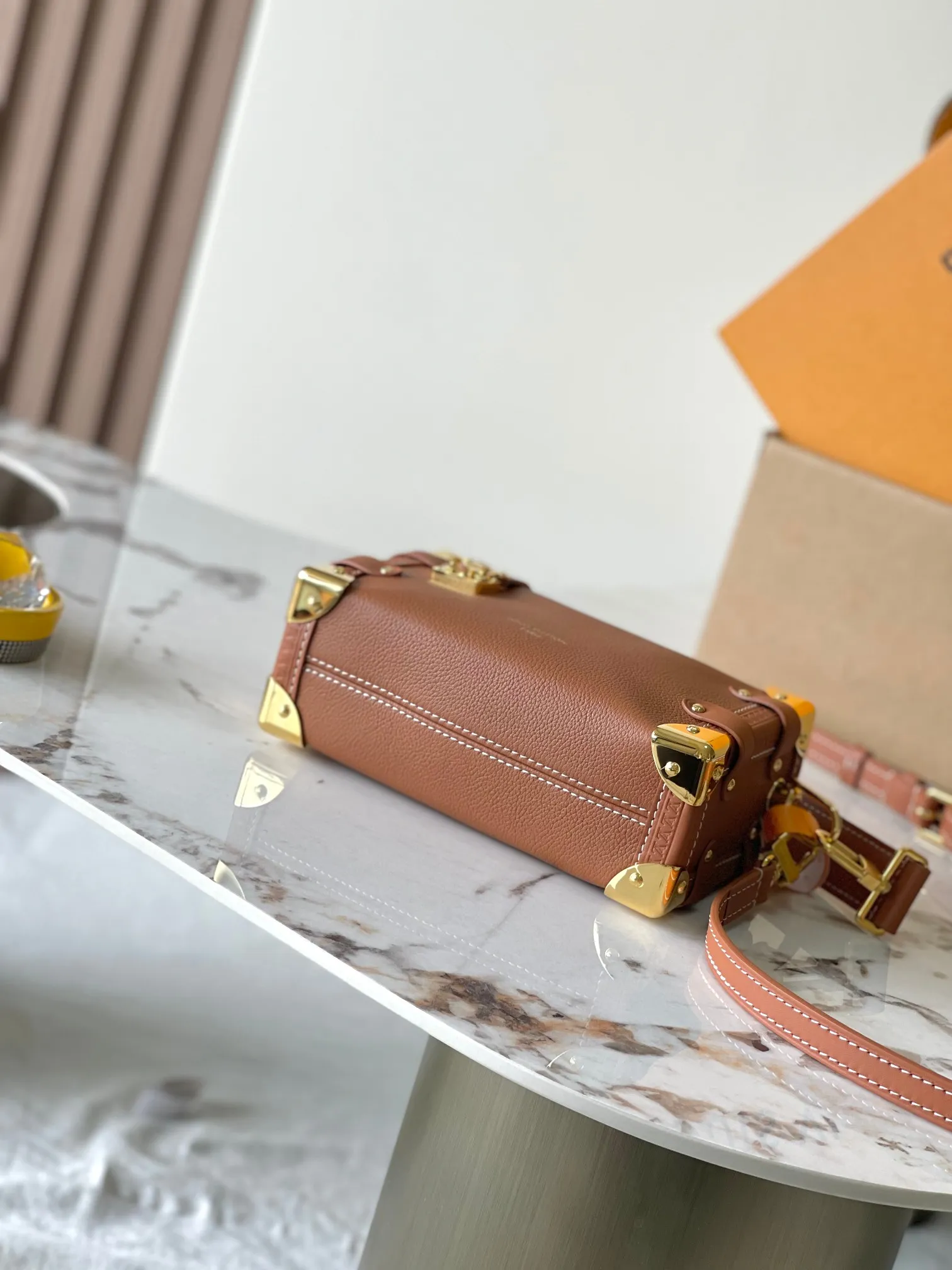 p2200 [Special grade MB163c01 chip version original leather] [Side Trunk PM handbag] Model: M15224 caramel 163c01 chip version Material: A-grade all-steel hardware, imported original fabric Packaging: full set of original duty-free MB packaging Size: 15*12.5*8CM
