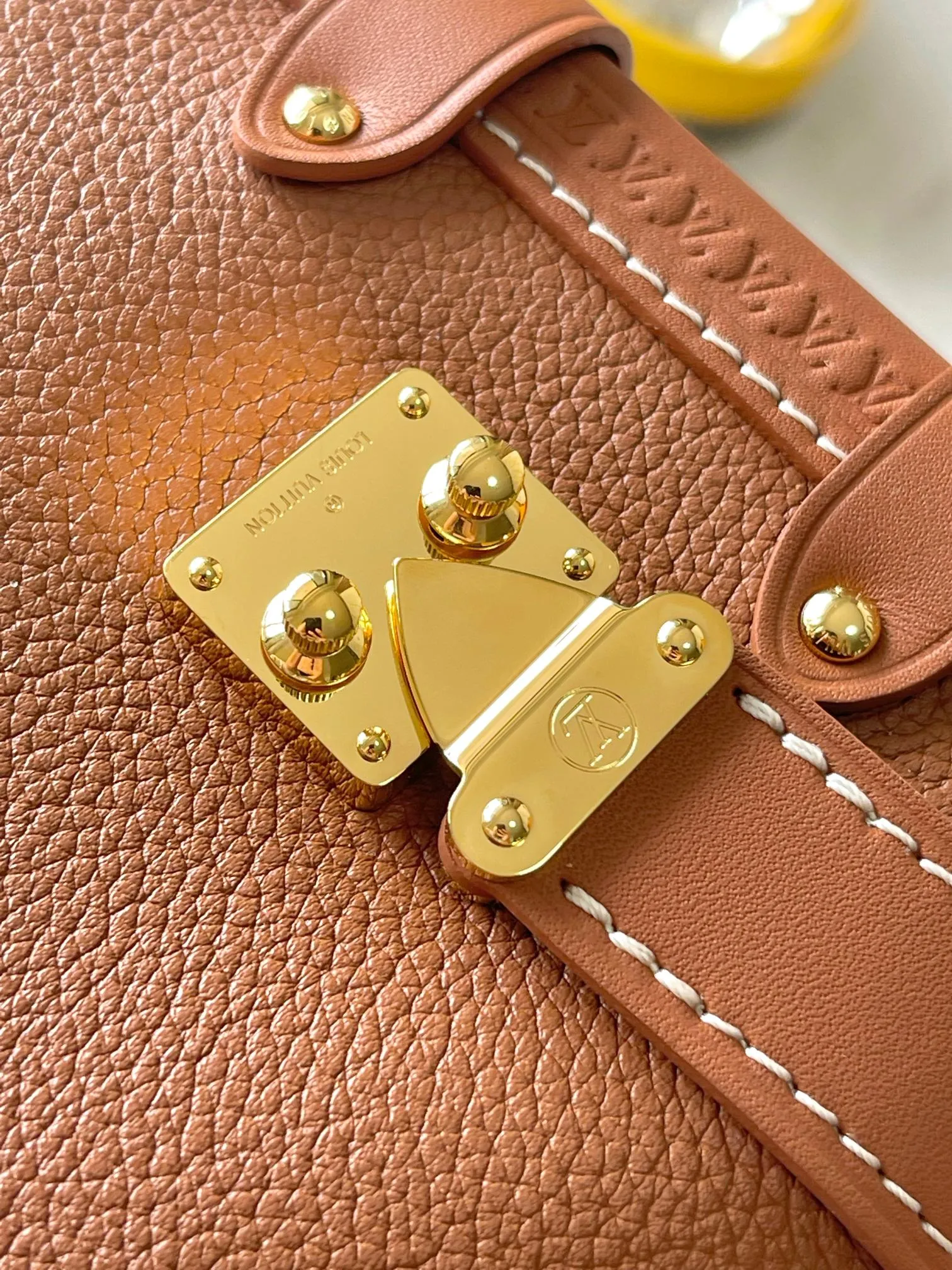 p2200 [Special grade MB163c01 chip version original leather] [Side Trunk PM handbag] Model: M15224 caramel 163c01 chip version Material: A-grade all-steel hardware, imported original fabric Packaging: full set of original duty-free MB packaging Size: 15*12.5*8CM