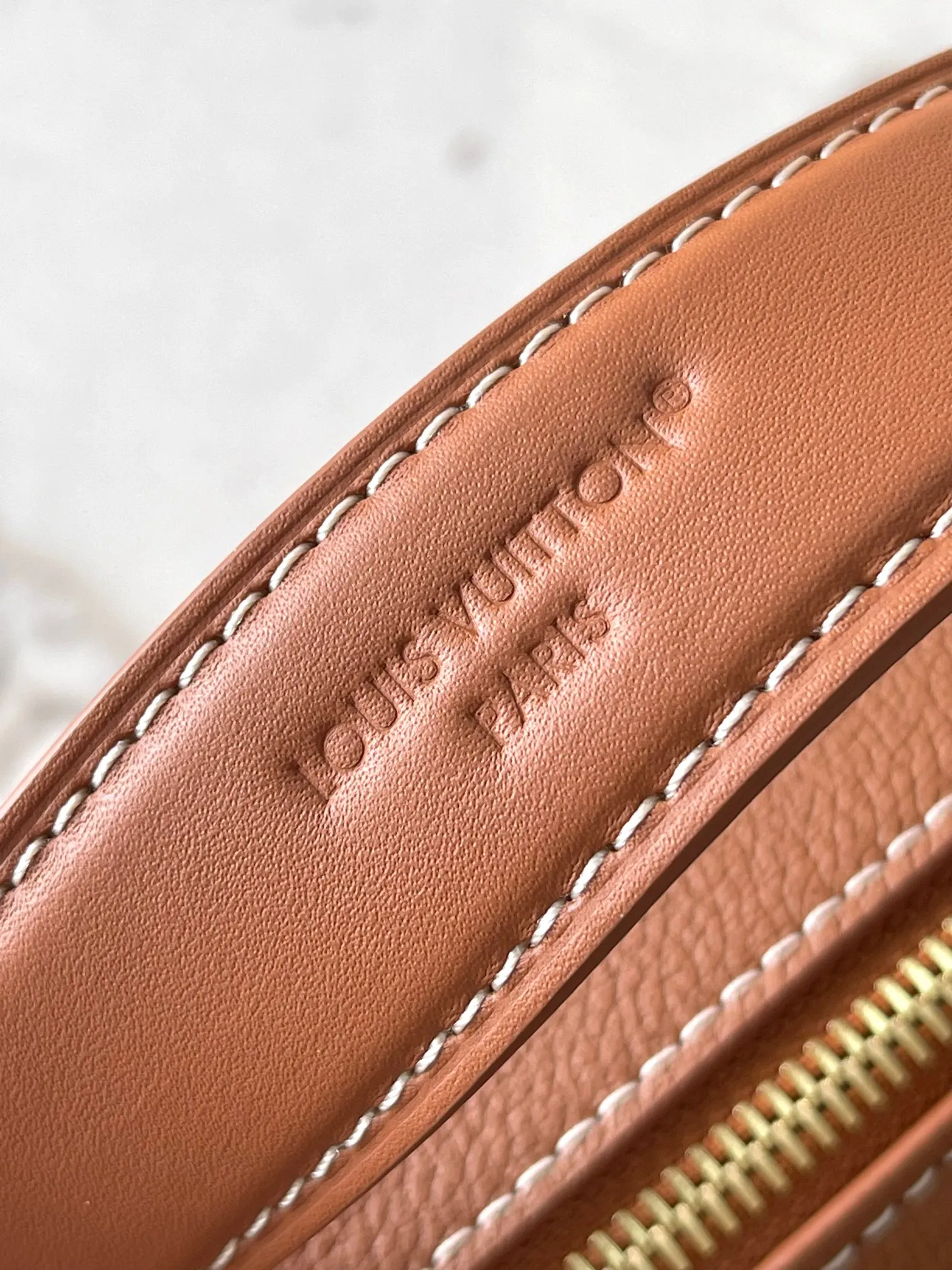 p2200 [Special grade MB163c01 chip version original leather] [Side Trunk PM handbag] Model: M15224 caramel 163c01 chip version Material: A-grade all-steel hardware, imported original fabric Packaging: full set of original duty-free MB packaging Size: 15*12.5*8CM