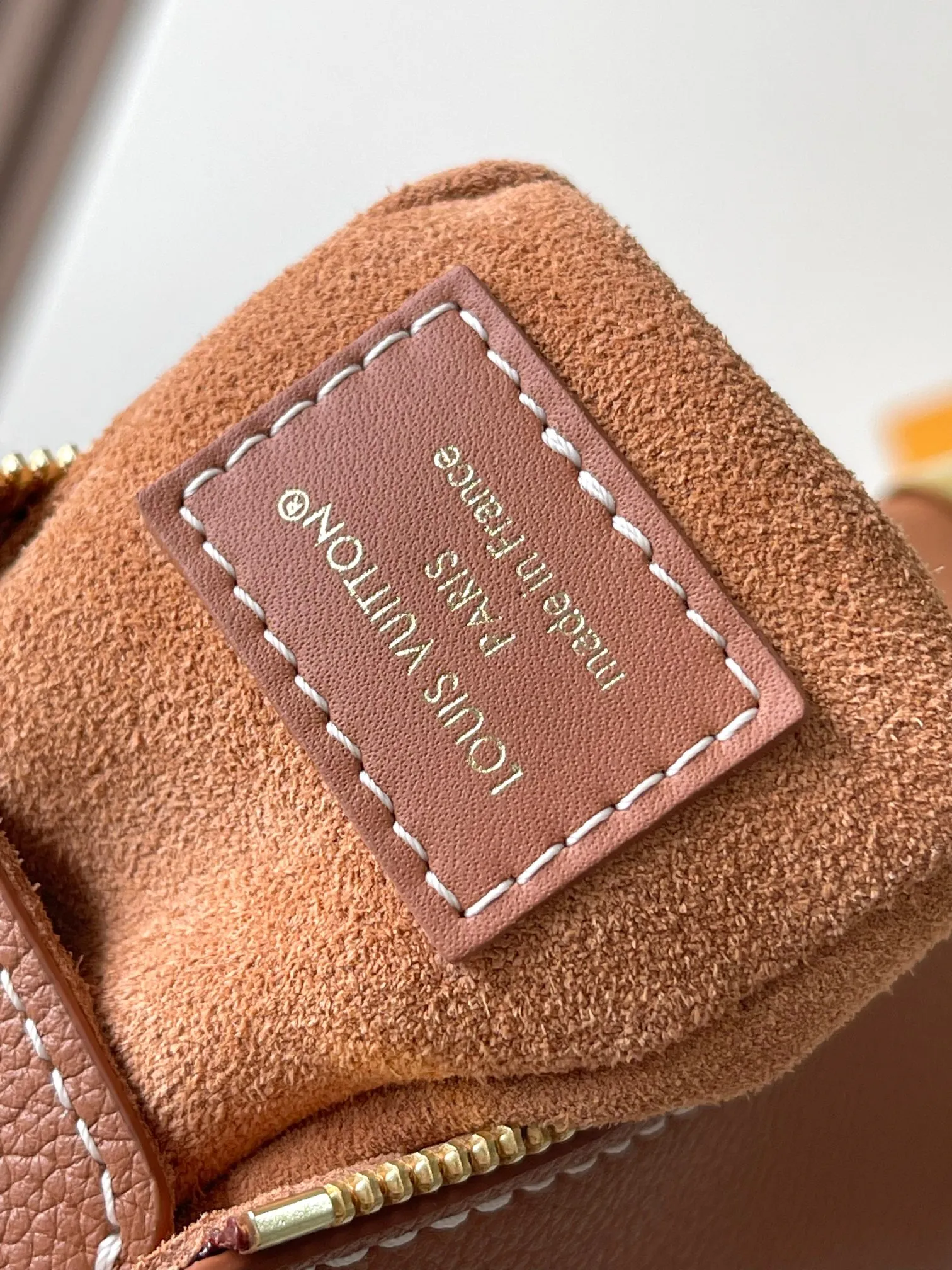 p2200 [Special grade MB163c01 chip version original leather] [Side Trunk PM handbag] Model: M15224 caramel 163c01 chip version Material: A-grade all-steel hardware, imported original fabric Packaging: full set of original duty-free MB packaging Size: 15*12.5*8CM