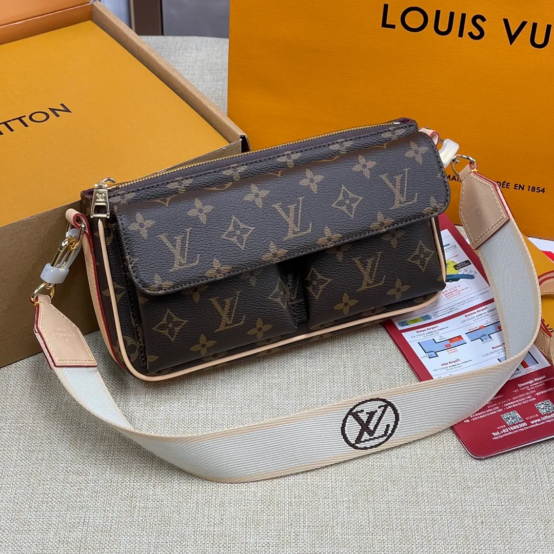 [Upgraded version] P540💰 Upgraded version M46999 presbyopia with complete packaging🎁The Vibe handbag draws inspiration from the Viva-cité handbag created by the brand in 2003, using Monogram canvas to create a compact configuration. The design of internal and external pockets makes it a perfect daily choice. The leather shoulder straps and the short fabric shoulder straps embellished with the LV Circle logo enable a variety of carrying methods. The new spring and summer camel bag has double shoulder straps. The short shoulder straps are comfortable and fashionable, and are suitable for hot girls to carry~. Size: 25x15x8CM