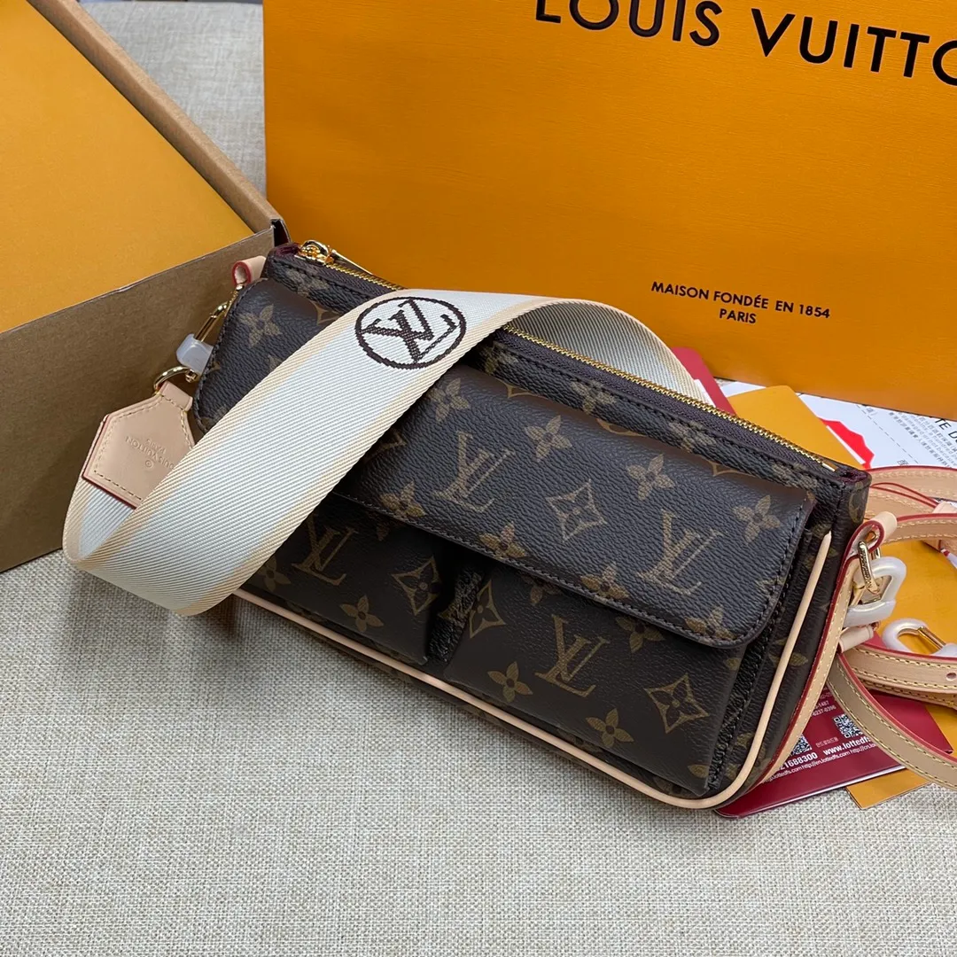 [Upgraded version] P540💰 Upgraded version M46999 presbyopia with complete packaging🎁The Vibe handbag draws inspiration from the Viva-cité handbag created by the brand in 2003, using Monogram canvas to create a compact configuration. The design of internal and external pockets makes it a perfect daily choice. The leather shoulder straps and the short fabric shoulder straps embellished with the LV Circle logo enable a variety of carrying methods. The new spring and summer camel bag has double shoulder straps. The short shoulder straps are comfortable and fashionable, and are suitable for hot girls to carry~. Size: 25x15x8CM