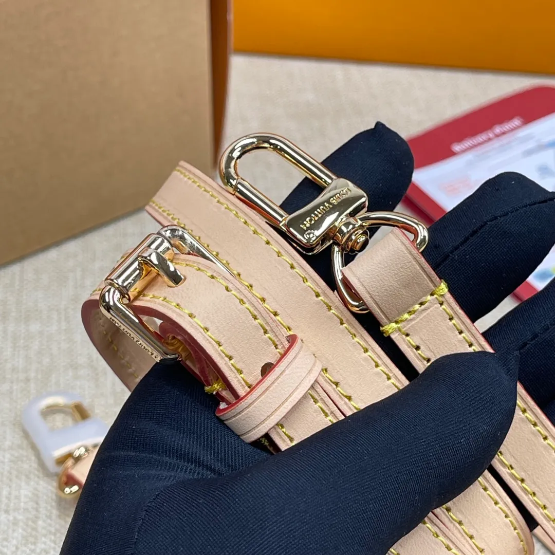 [Upgraded version] P540💰 Upgraded version M46999 presbyopia with complete packaging🎁The Vibe handbag draws inspiration from the Viva-cité handbag created by the brand in 2003, using Monogram canvas to create a compact configuration. The design of internal and external pockets makes it a perfect daily choice. The leather shoulder straps and the short fabric shoulder straps embellished with the LV Circle logo enable a variety of carrying methods. The new spring and summer camel bag has double shoulder straps. The short shoulder straps are comfortable and fashionable, and are suitable for hot girls to carry~. Size: 25x15x8CM