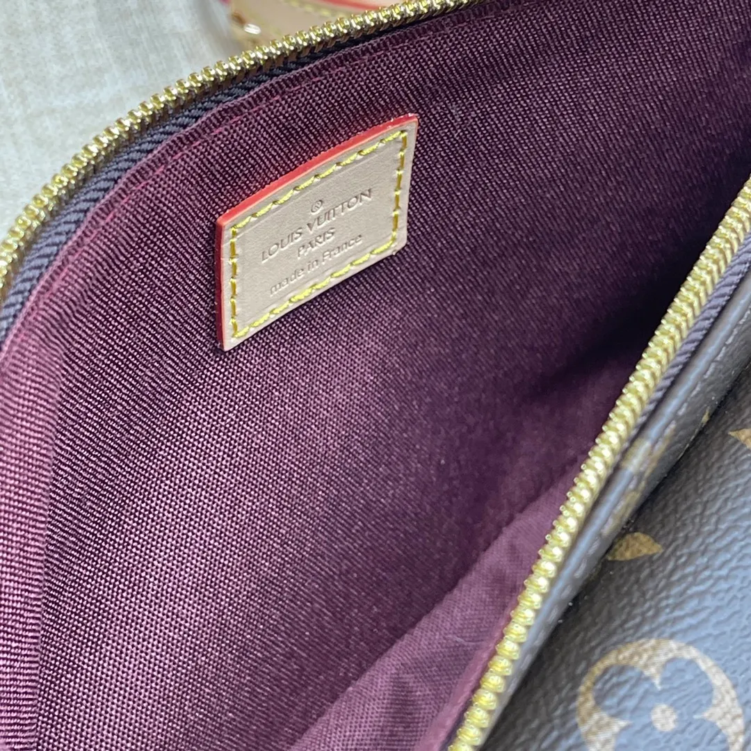 [Upgraded version] P540💰 Upgraded version M46999 presbyopia with complete packaging🎁The Vibe handbag draws inspiration from the Viva-cité handbag created by the brand in 2003, using Monogram canvas to create a compact configuration. The design of internal and external pockets makes it a perfect daily choice. The leather shoulder straps and the short fabric shoulder straps embellished with the LV Circle logo enable a variety of carrying methods. The new spring and summer camel bag has double shoulder straps. The short shoulder straps are comfortable and fashionable, and are suitable for hot girls to carry~. Size: 25x15x8CM
