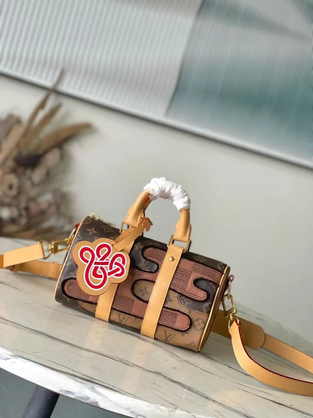 💰1220 Top Original Order M15428 This Keell Bandoulière 25 handbag is inspired by Japan’s Boro patchwork craftsmanship. The classic Monogram canvas bag is embroidered with Monogram and Damier canvas to create a creative pattern that matches the terrain. 15 x 11 x 25 cm (height x width x length)