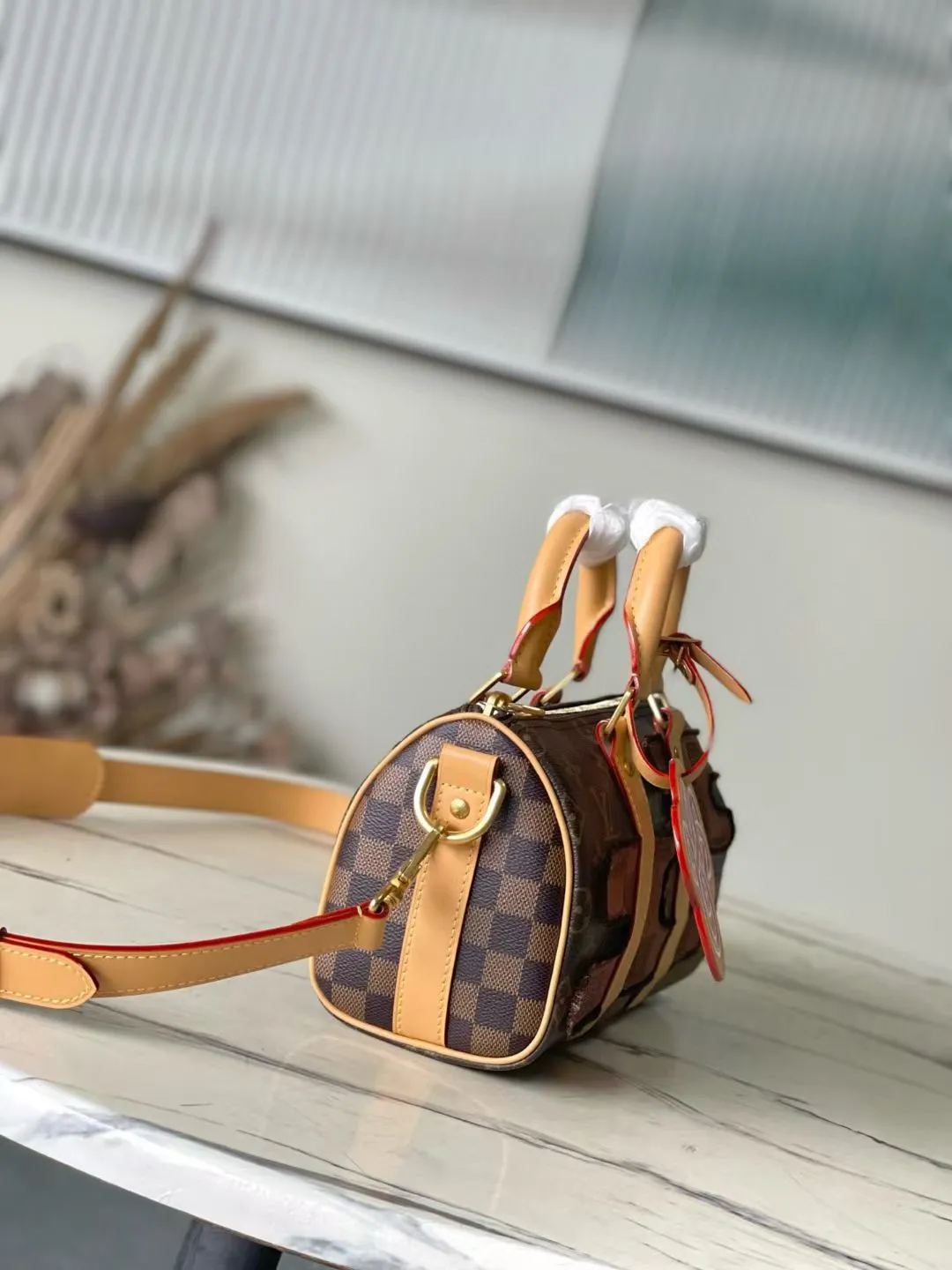 💰1220 Top Original Order M15428 This Keell Bandoulière 25 handbag is inspired by Japan’s Boro patchwork craftsmanship. The classic Monogram canvas bag is embroidered with Monogram and Damier canvas to create a creative pattern that matches the terrain. 15 x 11 x 25 cm (height x width x length)