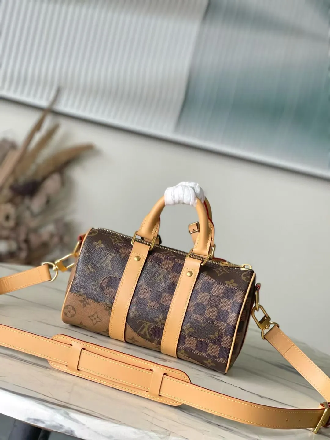 💰1220 Top Original Order M15428 This Keell Bandoulière 25 handbag is inspired by Japan’s Boro patchwork craftsmanship. The classic Monogram canvas bag is embroidered with Monogram and Damier canvas to create a creative pattern that matches the terrain. 15 x 11 x 25 cm (height x width x length)