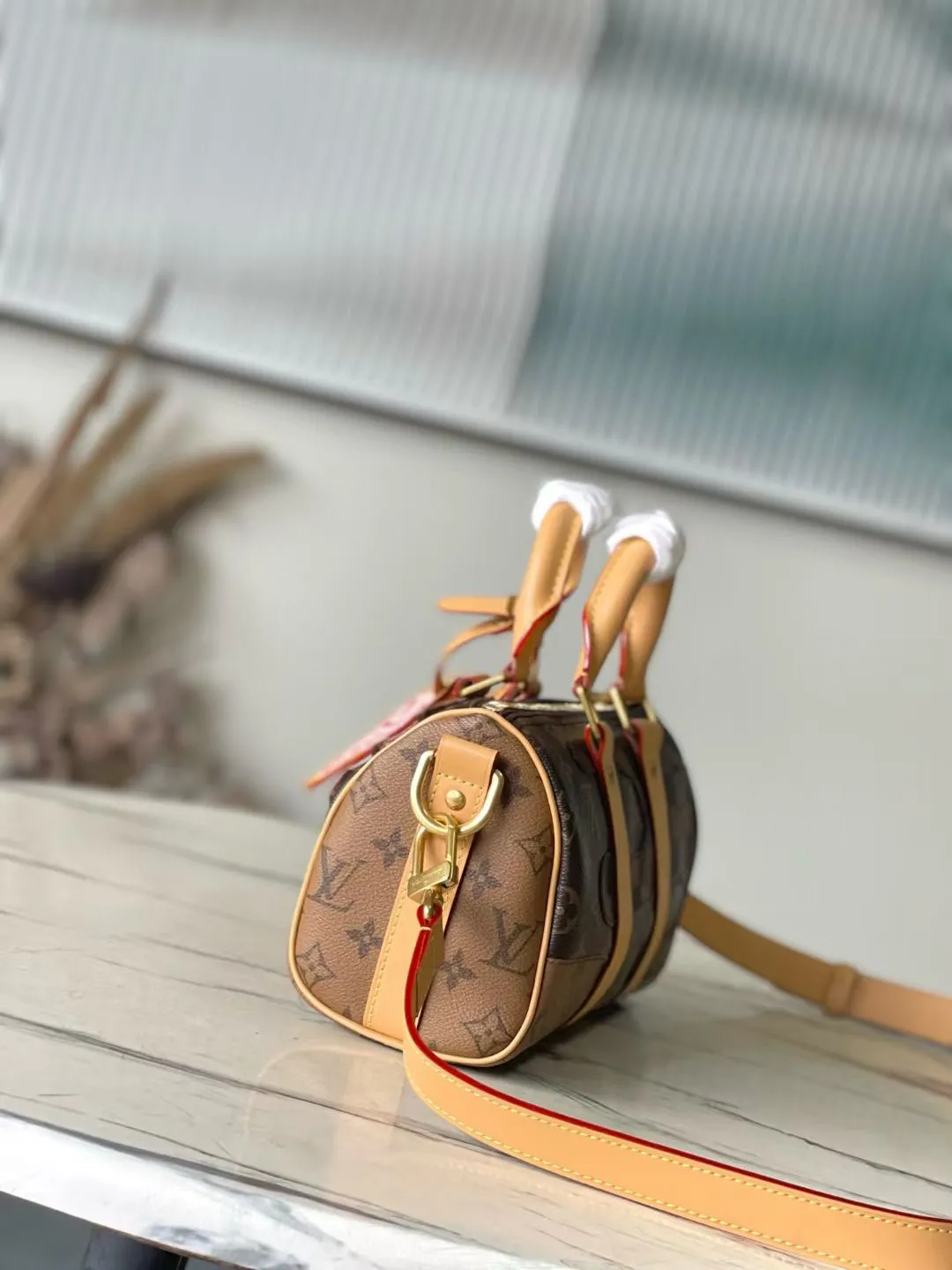 💰1220 Top Original Order M15428 This Keell Bandoulière 25 handbag is inspired by Japan’s Boro patchwork craftsmanship. The classic Monogram canvas bag is embroidered with Monogram and Damier canvas to create a creative pattern that matches the terrain. 15 x 11 x 25 cm (height x width x length)