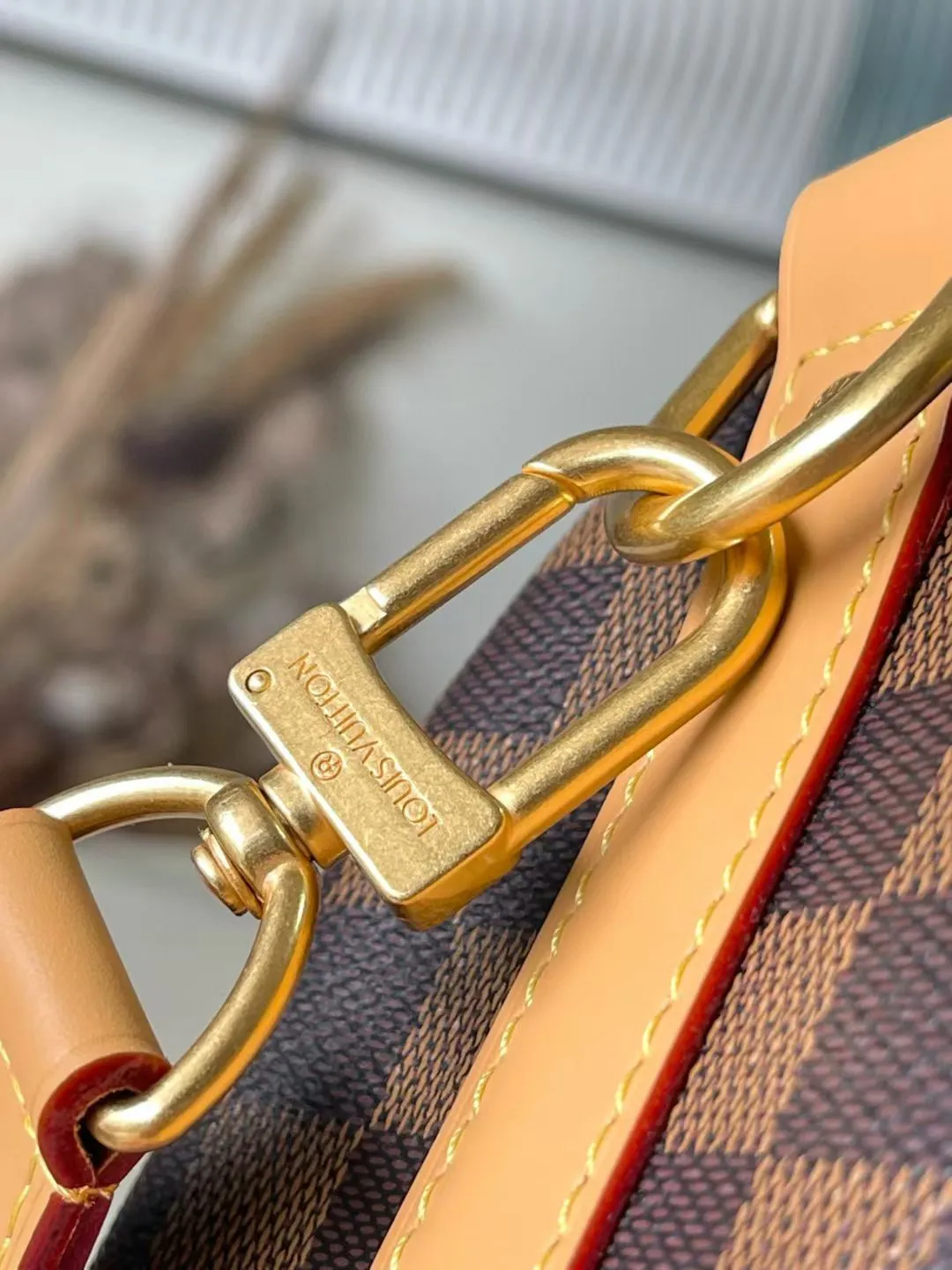 💰1220 Top Original Order M15428 This Keell Bandoulière 25 handbag is inspired by Japan’s Boro patchwork craftsmanship. The classic Monogram canvas bag is embroidered with Monogram and Damier canvas to create a creative pattern that matches the terrain. 15 x 11 x 25 cm (height x width x length)