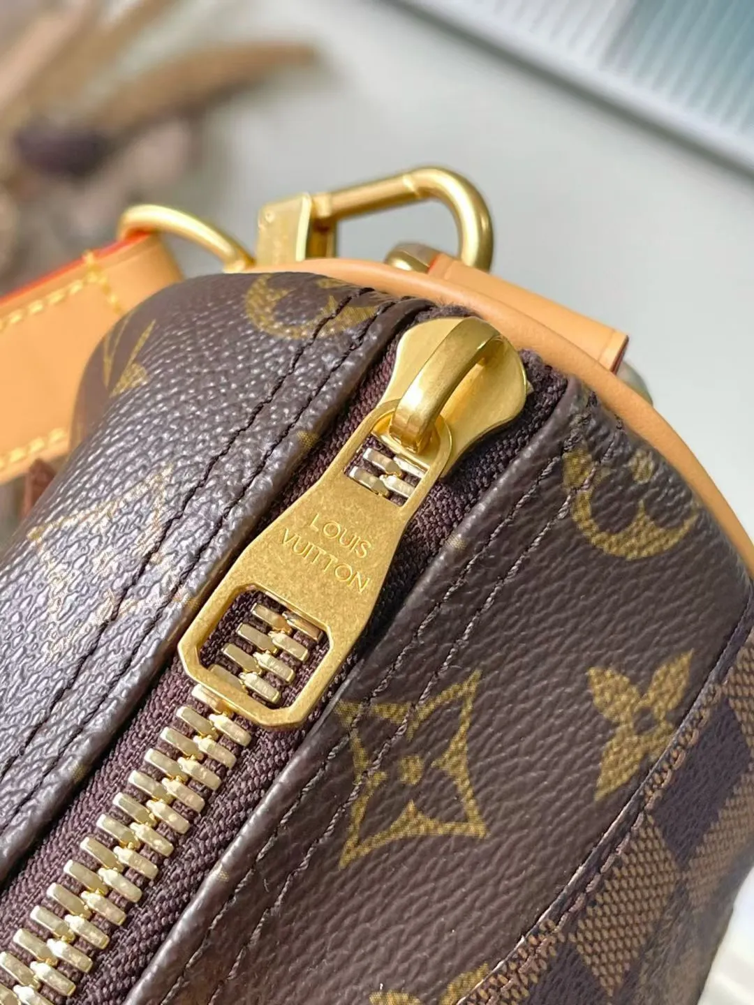 💰1220 Top Original Order M15428 This Keell Bandoulière 25 handbag is inspired by Japan’s Boro patchwork craftsmanship. The classic Monogram canvas bag is embroidered with Monogram and Damier canvas to create a creative pattern that matches the terrain. 15 x 11 x 25 cm (height x width x length)