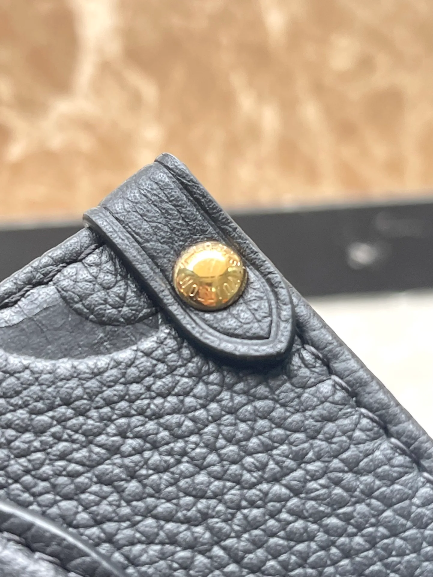 💰960 (top layer leather) top original order M46993. Support counter inspection. Photos taken of duty-free goods are consistent with the product without unpacking. This product is an exclusive duty-free product in the market and is the highest-end product. Inspection is supported. This product has passed strict inspection and is flawless. Please wear gloves when touching the product. This product is not returnable or exchangeable. Please confirm the product first and then remove the label on the handle. This product is temporarily not open to the public, only regular customers, and is in short supply. Dimensions: 18 x 15 x 8.5 cm
