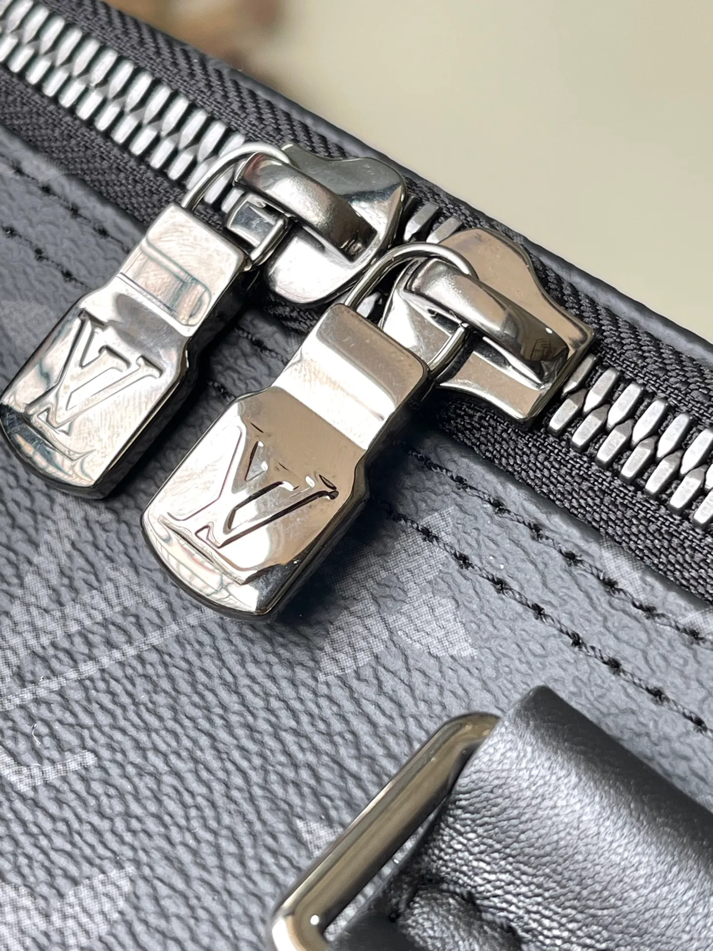 💰960 The top original order M46655 supports counter inspection. The photo taken of duty-free goods is consistent with the product and has not been unpacked. This product is an exclusive duty-free product in the market and is the highest-end product. Inspection is supported. This product has passed strict inspection and is flawless. Please wear gloves when touching the product. This product is not returnable or exchangeable. Please confirm the product first and then remove the label on the handle. This product is temporarily not open to the public, only regular customers, and is in short supply. Dimensions: 34 x 21 x 16 cm