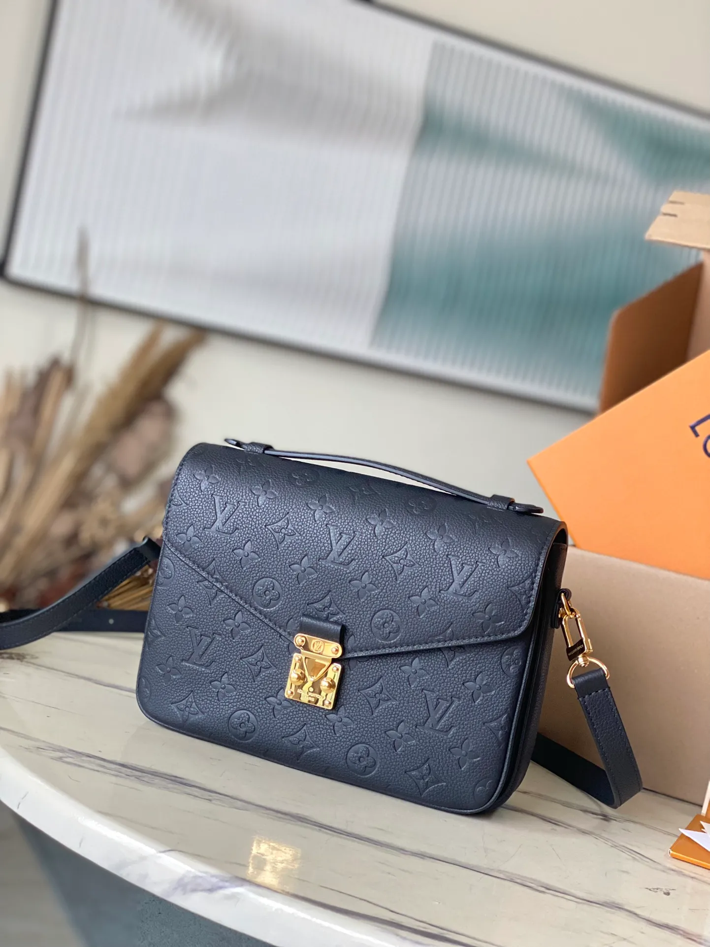 💰1040 (top layer leather) top original order M41487. Support counter inspection. The photos taken of duty-free goods are consistent with the product without opening the packaging. This product is an exclusive duty-free product in the market and is the highest-end product. Inspection is supported. This product has passed strict inspection and is flawless. Please wear gloves when touching the product. This product is not returnable or exchangeable. Please confirm the product first and then remove the label on the handle. This product is temporarily not open to the public, only regular customers, and is in short supply. Dimensions: 25 x 17 x 7 cm