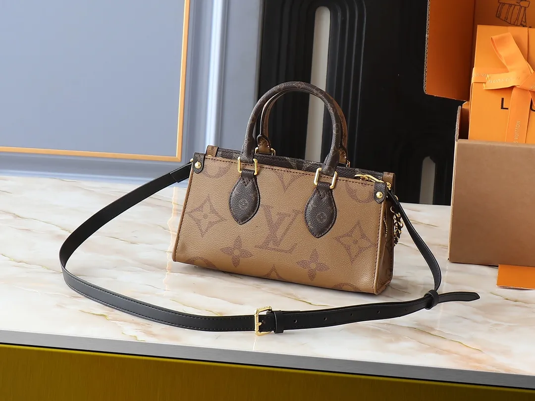 💰240💰Upgraded original M14236 M14213 M46653 This OnTheGo East West handbag uses coated canvas to present the Monogram Giant element, which is combined with the Monogram Reverse coated canvas trim and bright metal parts to create an elegant style. The top handle, detachable chain and removable and adjustable shoulder strap allow for a variety of carrying options, while multiple compartments and pockets keep valuables organized. Dimensions: 25.0 x 13.0 x 10.0 cm (length x height x width)