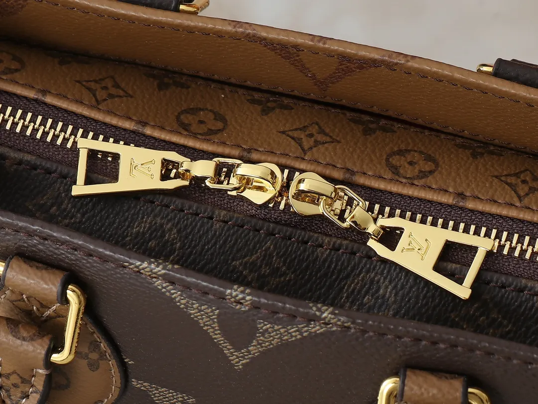 💰240💰Upgraded original M14236 M14213 M46653 This OnTheGo East West handbag uses coated canvas to present the Monogram Giant element, which is combined with the Monogram Reverse coated canvas trim and bright metal parts to create an elegant style. The top handle, detachable chain and removable and adjustable shoulder strap allow for a variety of carrying options, while multiple compartments and pockets keep valuables organized. Dimensions: 25.0 x 13.0 x 10.0 cm (length x height x width)