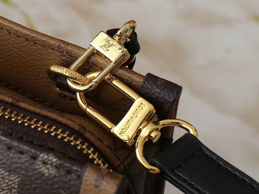 💰240💰Upgraded original M14236 M14213 M46653 This OnTheGo East West handbag uses coated canvas to present the Monogram Giant element, which is combined with the Monogram Reverse coated canvas trim and bright metal parts to create an elegant style. The top handle, detachable chain and removable and adjustable shoulder strap allow for a variety of carrying options, while multiple compartments and pockets keep valuables organized. Dimensions: 25.0 x 13.0 x 10.0 cm (length x height x width)