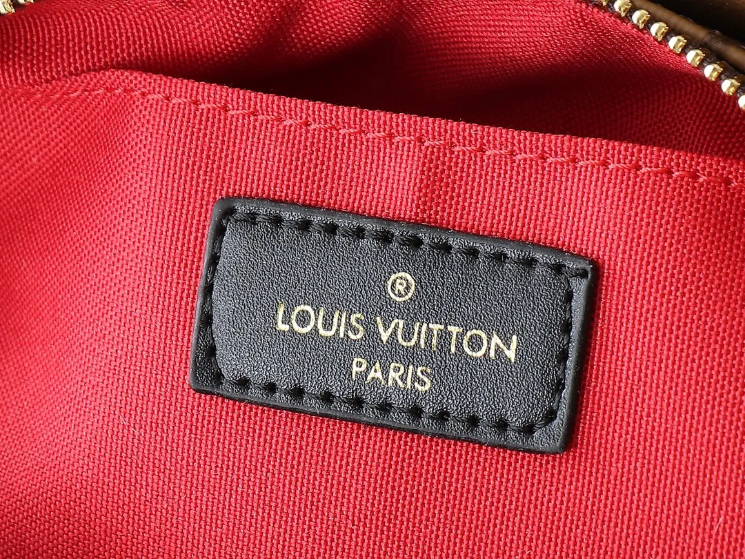 💰240💰Upgraded original M14236 M14213 M46653 This OnTheGo East West handbag uses coated canvas to present the Monogram Giant element, which is combined with the Monogram Reverse coated canvas trim and bright metal parts to create an elegant style. The top handle, detachable chain and removable and adjustable shoulder strap allow for a variety of carrying options, while multiple compartments and pockets keep valuables organized. Dimensions: 25.0 x 13.0 x 10.0 cm (length x height x width)
